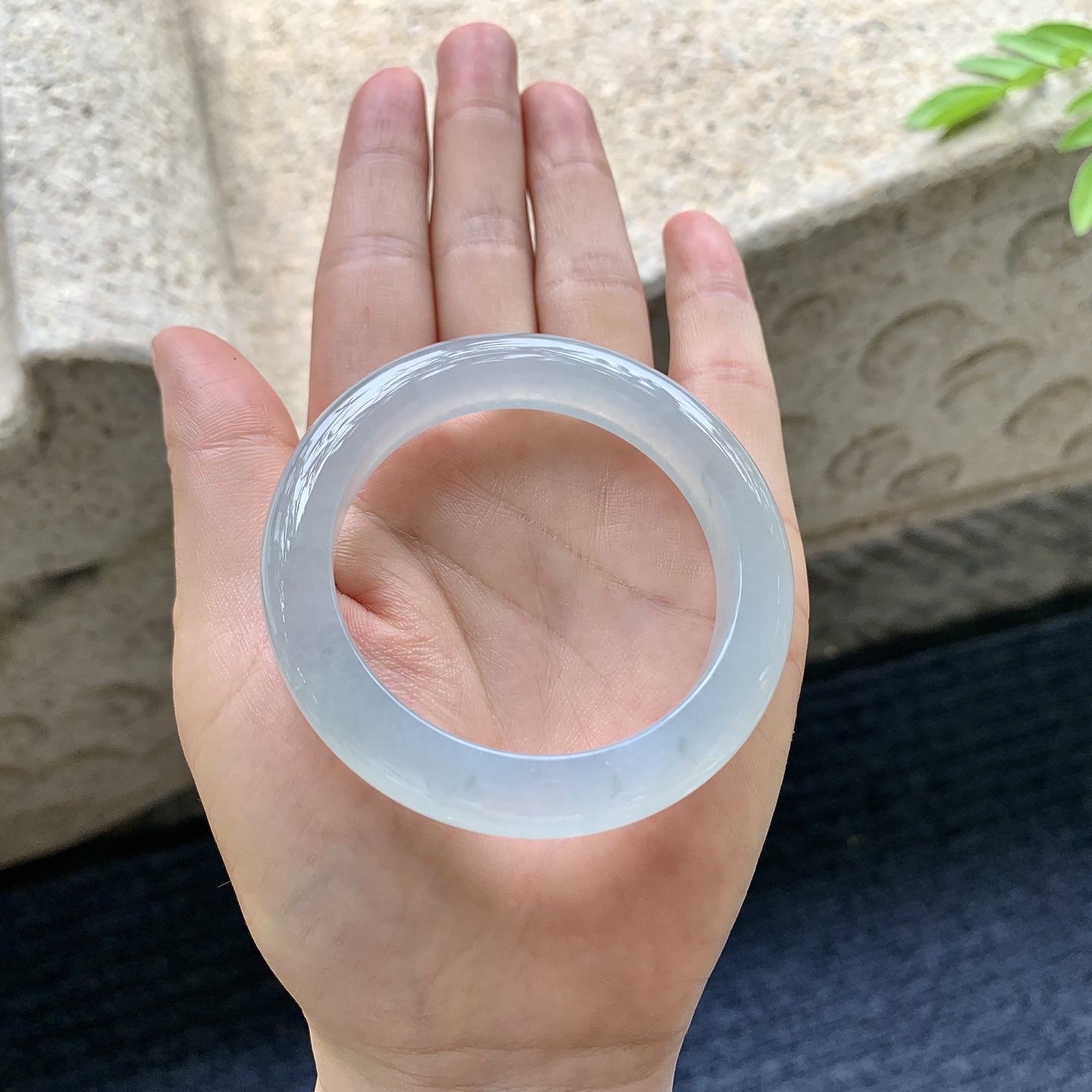 正圈49 50，圈口50.4/10.2/9，编码H9080405，描述冰糯晴底，水润，种老，细腻，无裂。