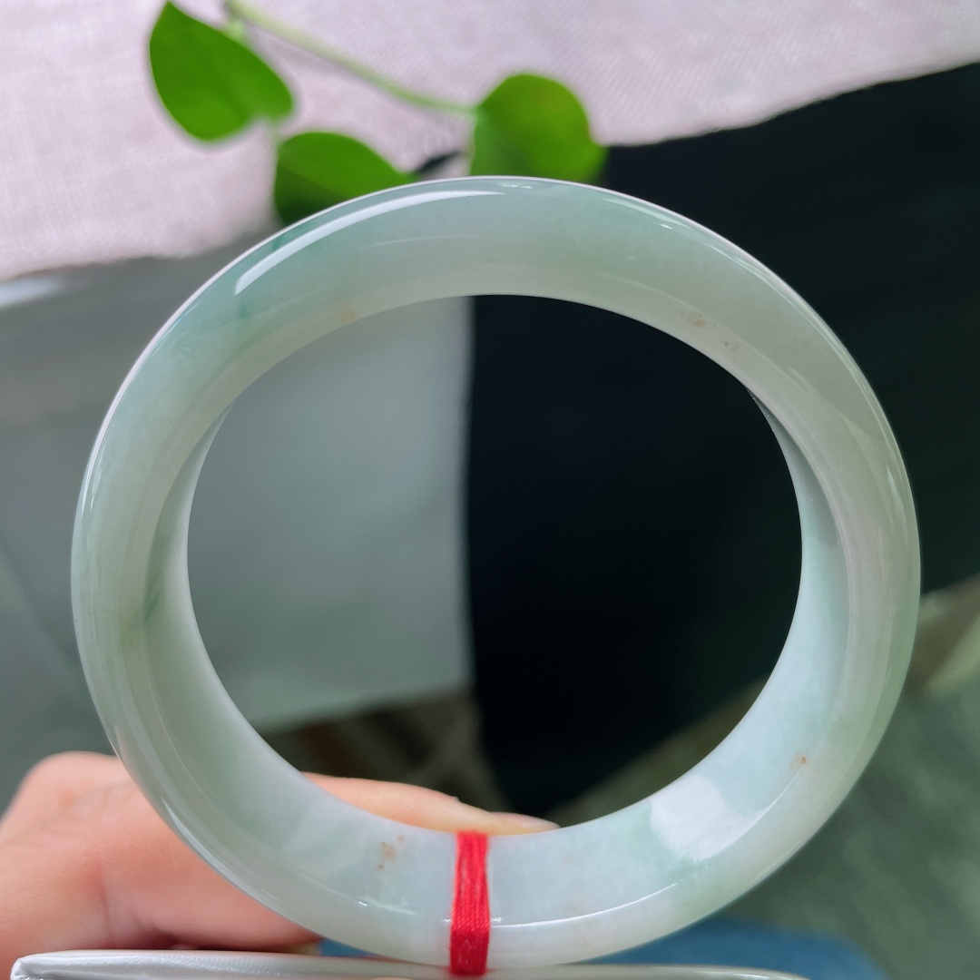 57/14.4/8.0，飘花正圈，一点皮纹，种水通透细腻，飘花错落有致，日常佩戴雅致百搭。ss569