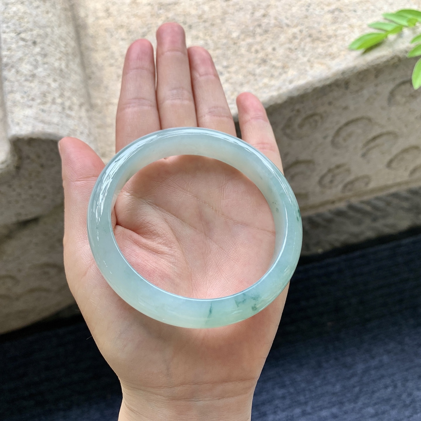 正圈60 61，圈口61.4/12.5/8.2，编码AD080419，细糯飘花，水润，种老，细腻，无裂。