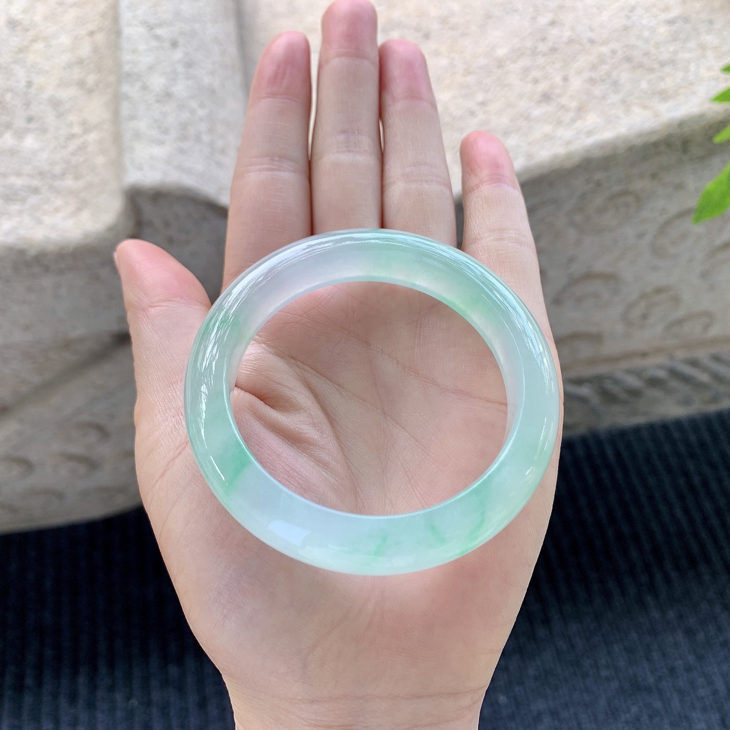 正圈50 51，圈口51.8/11.6/8.5，编码LZ080333，冰飘绿，清透，水润，种老，细腻，无裂。