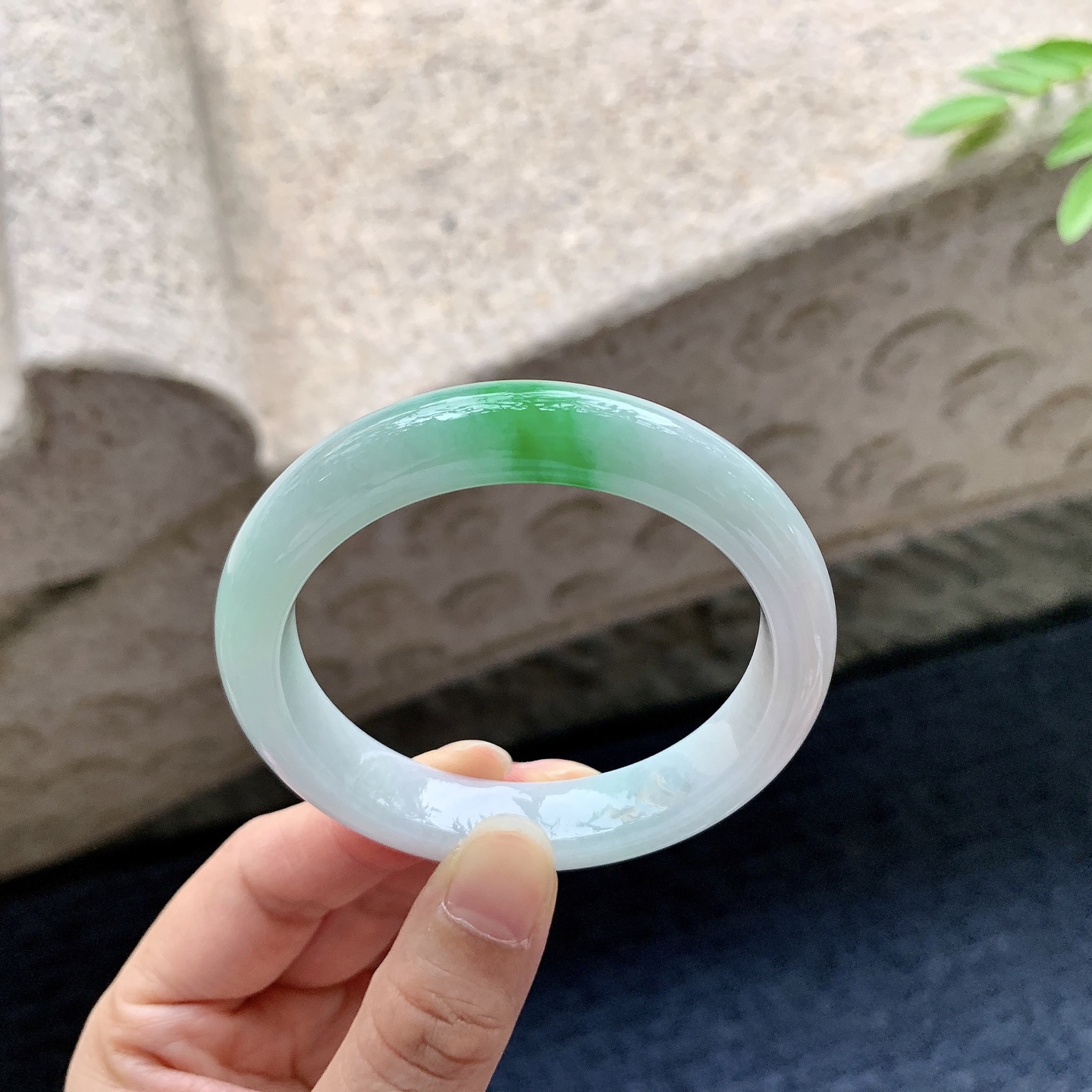 正圈51 52，圈口52.9/11.2/7.9，编码W6080432，糯冰阳绿，水润，种老，细腻，有纹线