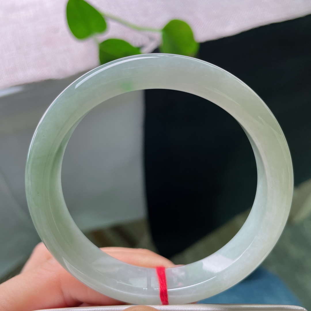 绿底正圈，晶体，玉质细腻水润，通体浅绿素雅干净，上手自带清爽氛围感。ss56957a