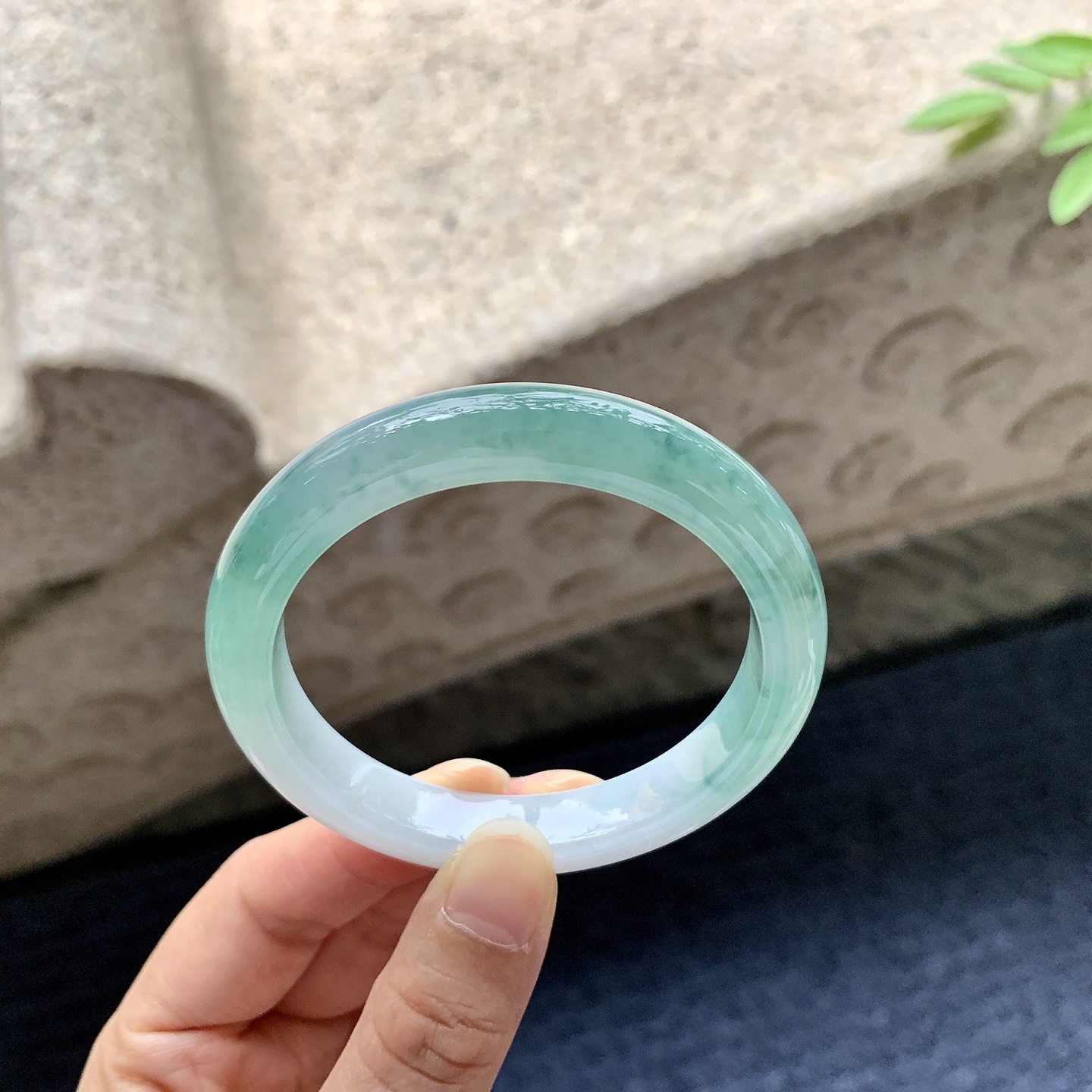 正圈52 53，圈口53.3/10/7.8，编码AD080415，描述：细糯飘绿花，水润，种老，细腻，打灯有絮线