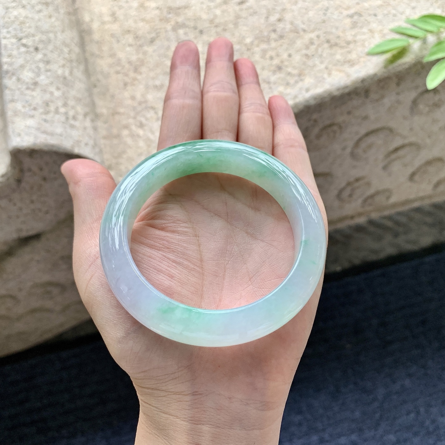 正圈55 56，圈口56.6/12.5/9.4，编码W6080401，描述：糯冰飘绿，水润，种老，细腻，打灯有絮线