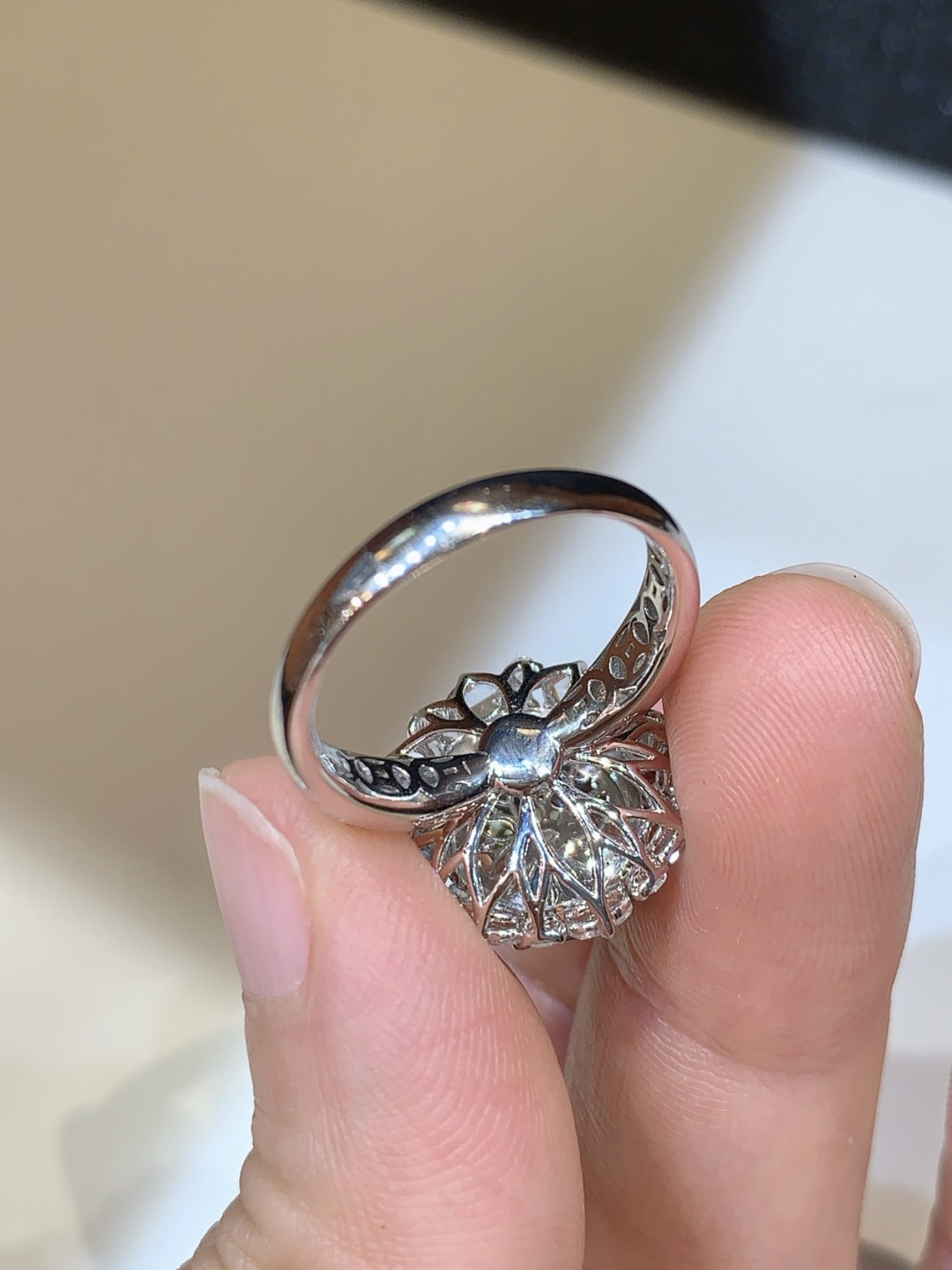 清冷感的代名词 翡翠冰种蛋面戒指 溶于水的品质 ~上手闪闪发光 ️