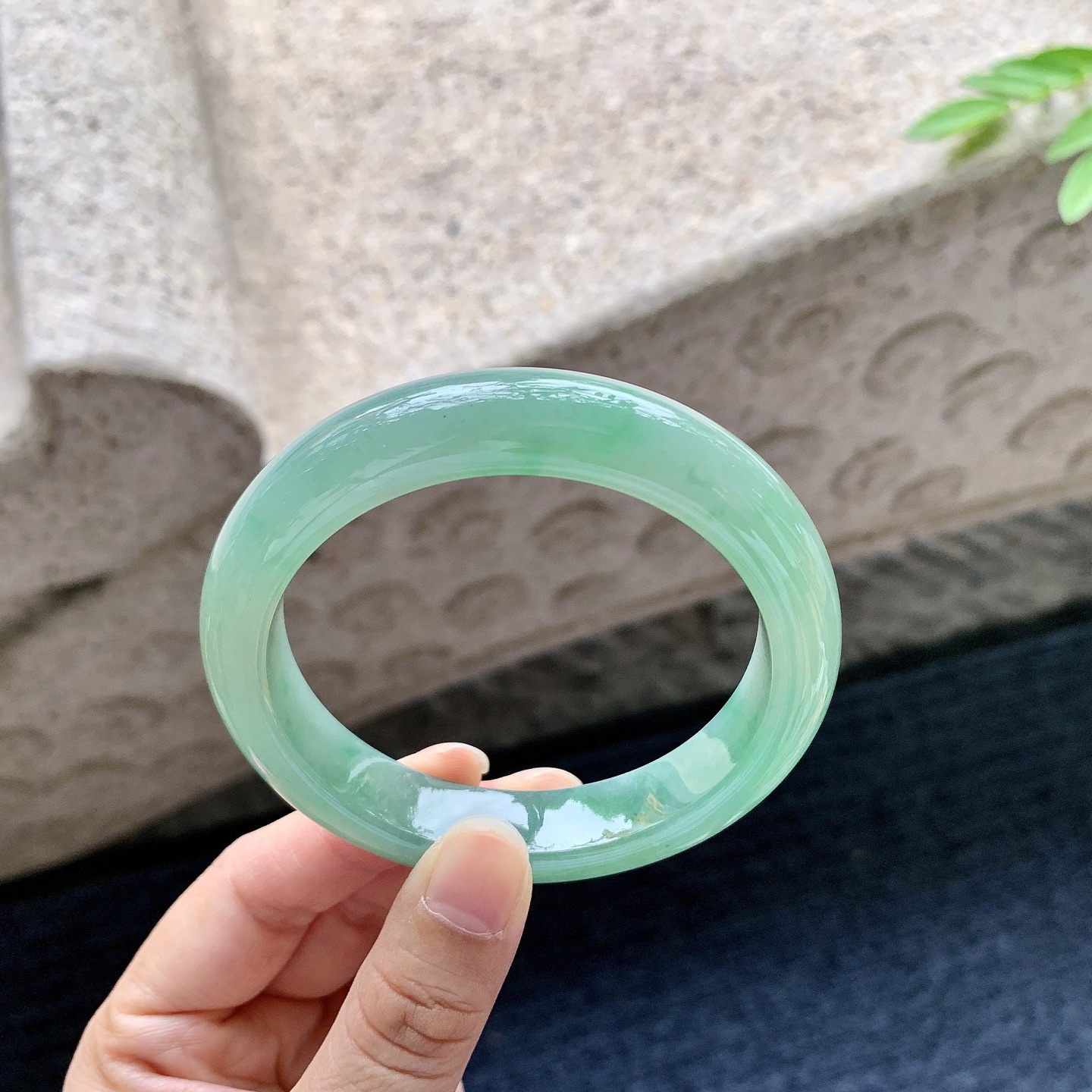 正圈57 58，圈口58.3/13/9，编码Q5080445，描述冰糯飘绿，水润，种老，细腻，无裂。