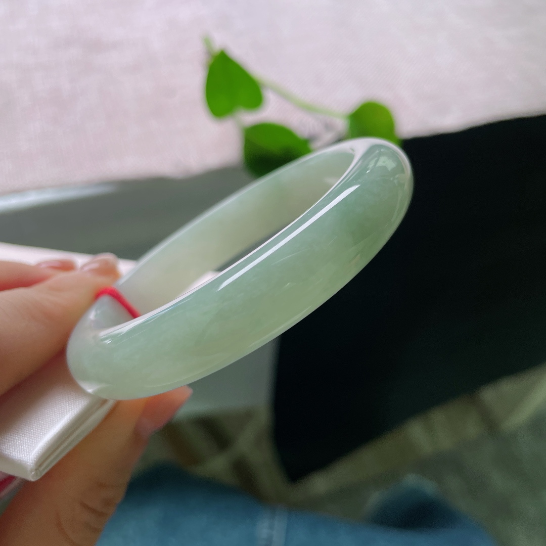 绿底正圈，晶体，玉质细腻水润，通体浅绿素雅干净，上手自带清爽氛围感。ss56957a