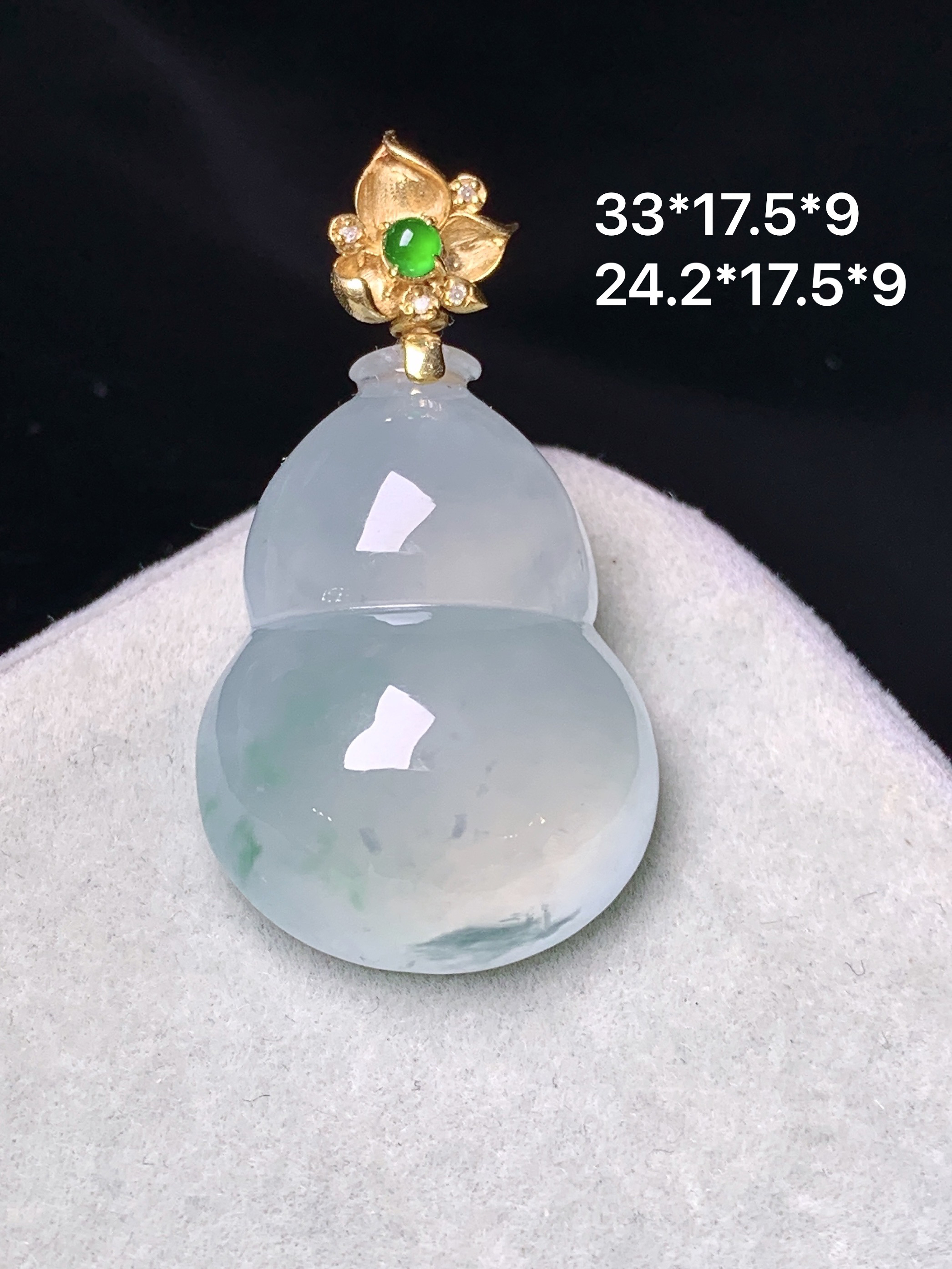 18k金镶嵌冰种葫芦吊坠 玉质细腻 色泽艳丽清新 水润亮眼 整体尺寸33*17.5*9 2x
