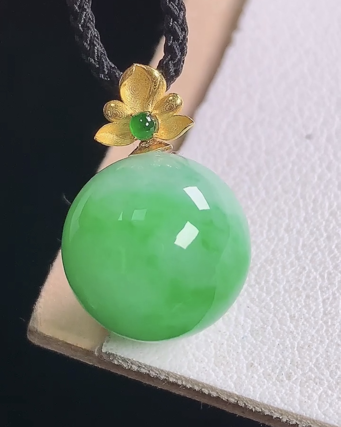特惠活动#18K阳绿圆珠吊坠
尺寸:18.0-12.3mm