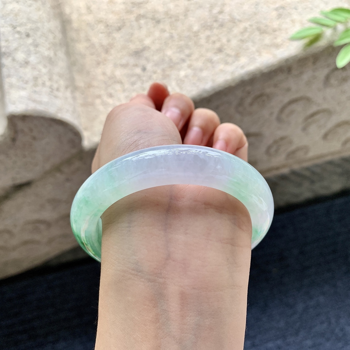 正圈55 56，圈口56.6/12.5/9.4，编码W6080401，描述：糯冰飘绿，水润，种老，细腻，打灯有絮线