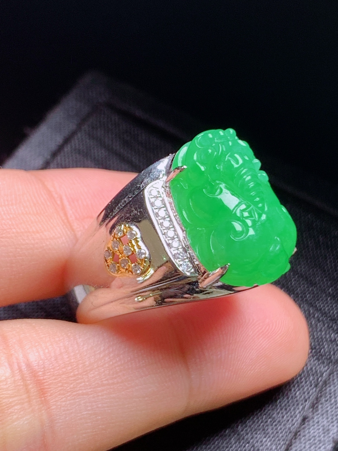 冰阳绿貔貅戒指，重金分色镶嵌，色浓鲜亮雕工精细，貔貅招财纳福，气场沉稳大气