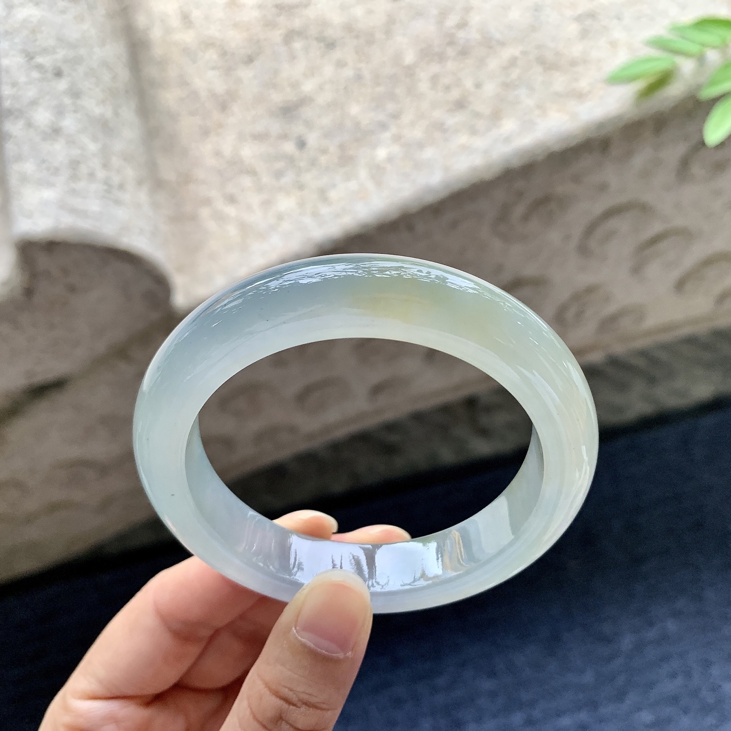 正圈55 56，圈口56.4/12.5/9.2，编码H9080417，冰糯飘黄翡，清透，水润，种老，细腻，无裂。