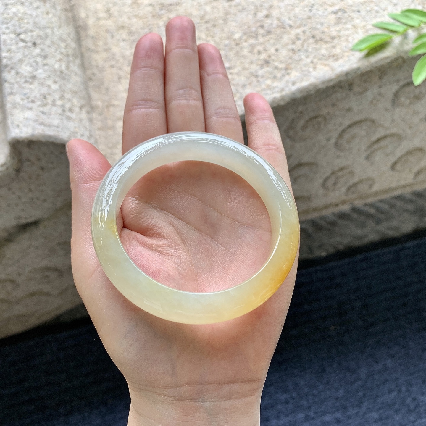 正圈56 57，圈口57.7/12.2/9，编码J7080426，描述冰糯黄翡，水润，种老，细腻，打灯有棉线