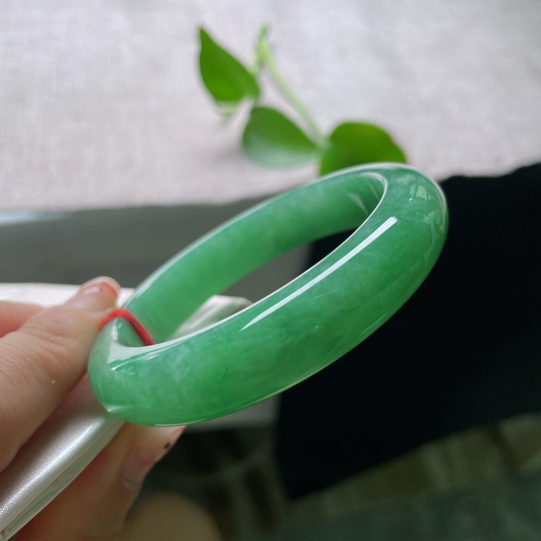 53.3/12.3/8.4，绿底正圈，偏爱这抹匀净绿底，玉质细腻油润，抬手便是低调温润的东方氛围，有皮纹，贵气上手耐看，ss56326a