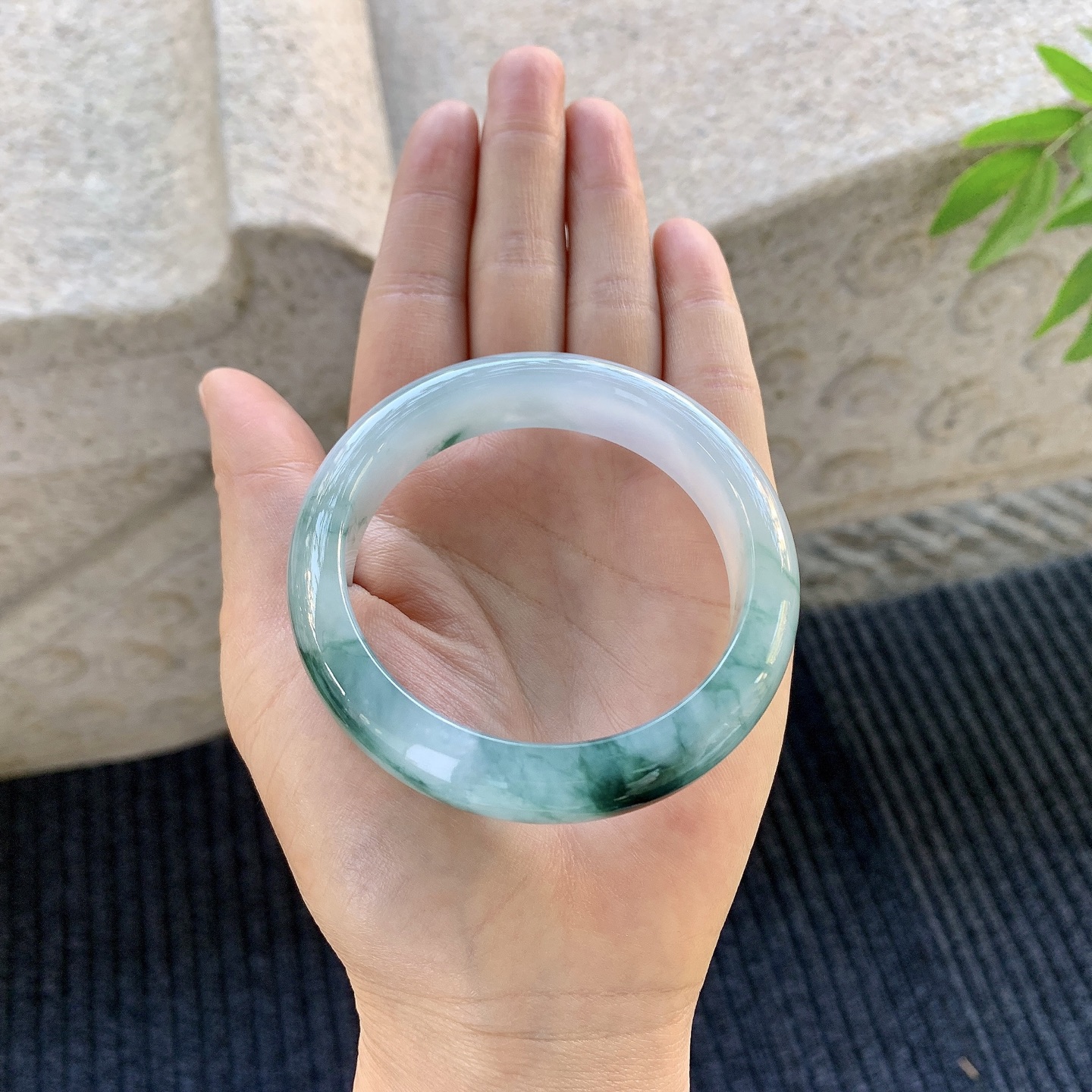 正圈53 54，圈口54.5/13.8/8.2，编码A1080231，冰糯飘花，水润，种老，细腻，无裂。