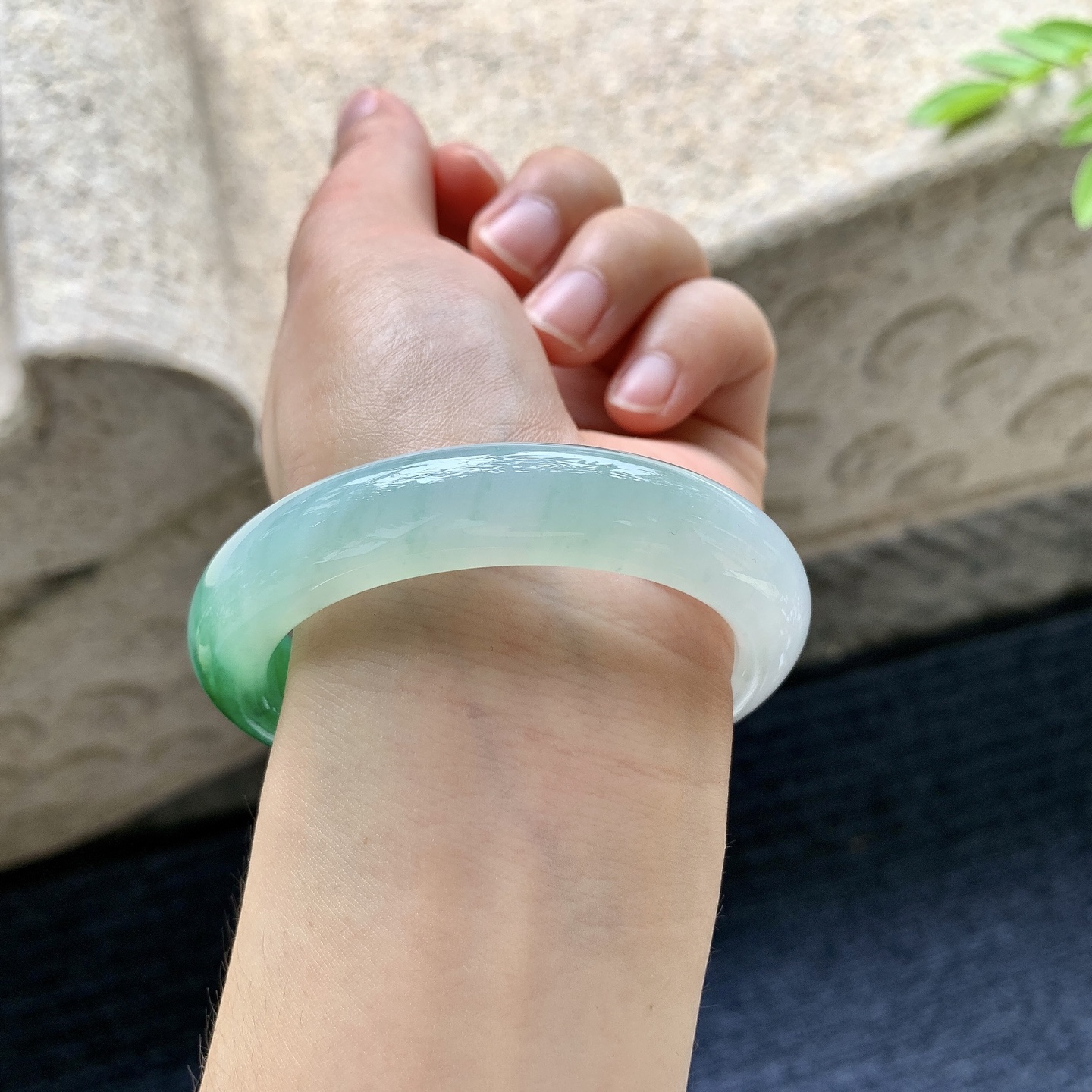 正圈54 55，圈口55.2/12/9.2，编码W6080429，冰糯飘辣绿，水润，种老，细腻，无裂。
