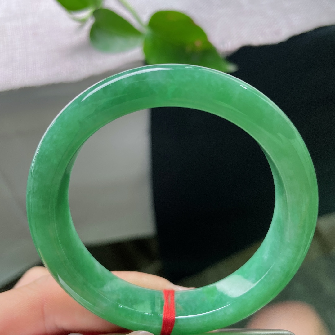 53.3/12.3/8.4，绿底正圈，偏爱这抹匀净绿底，玉质细腻油润，抬手便是低调温润的东方氛围，有皮纹，贵气上手耐看，ss56326a