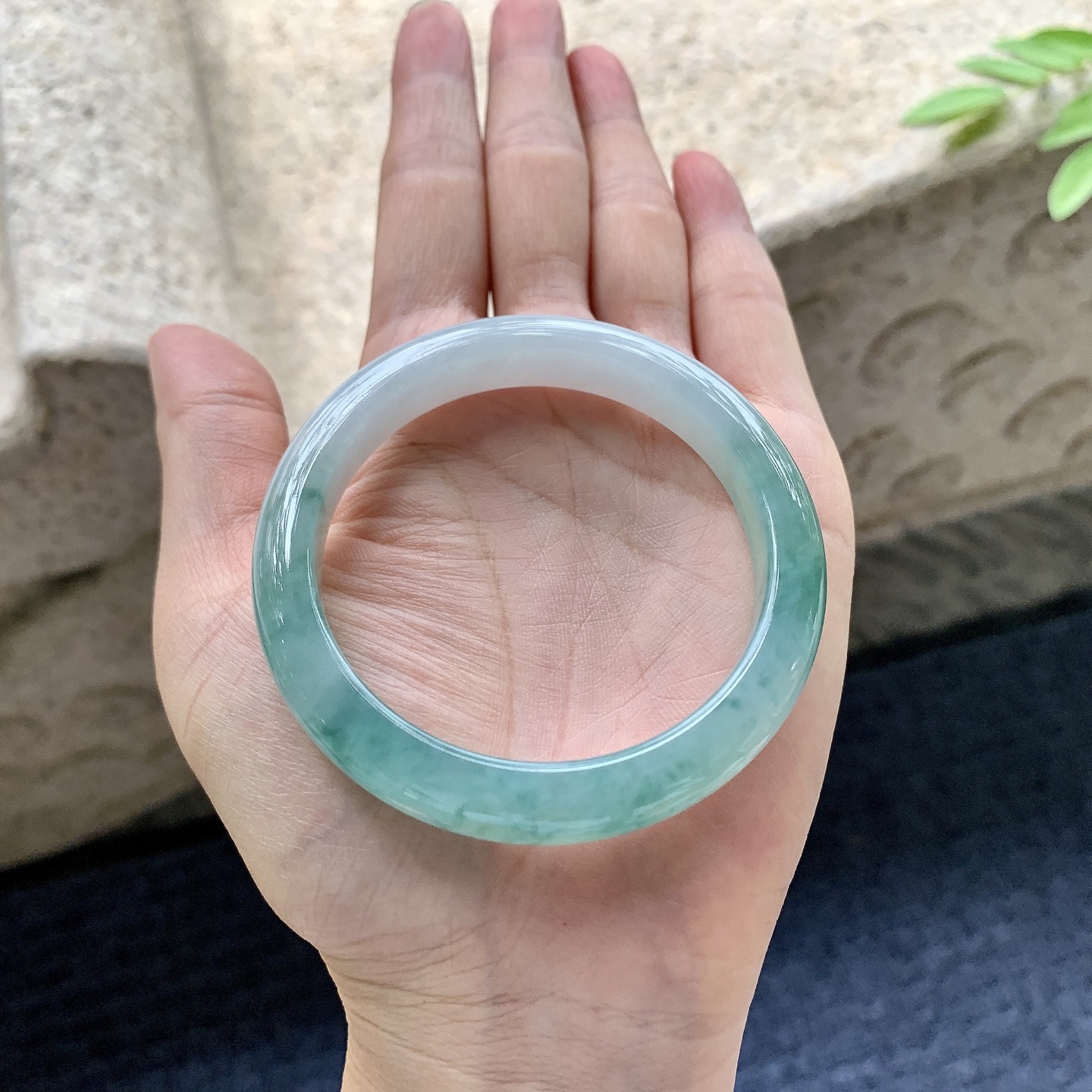 正圈52 53，圈口53.3/10/7.8，编码AD080415，描述：细糯飘绿花，水润，种老，细腻