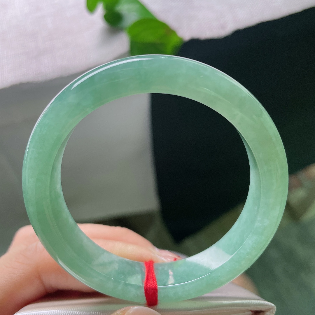 绿底正圈，无裂，满圈清甜苹果绿翡翠镯，玉面莹润透亮，柔光流转尽显珠光宝气，贵气清新动人。ss5705