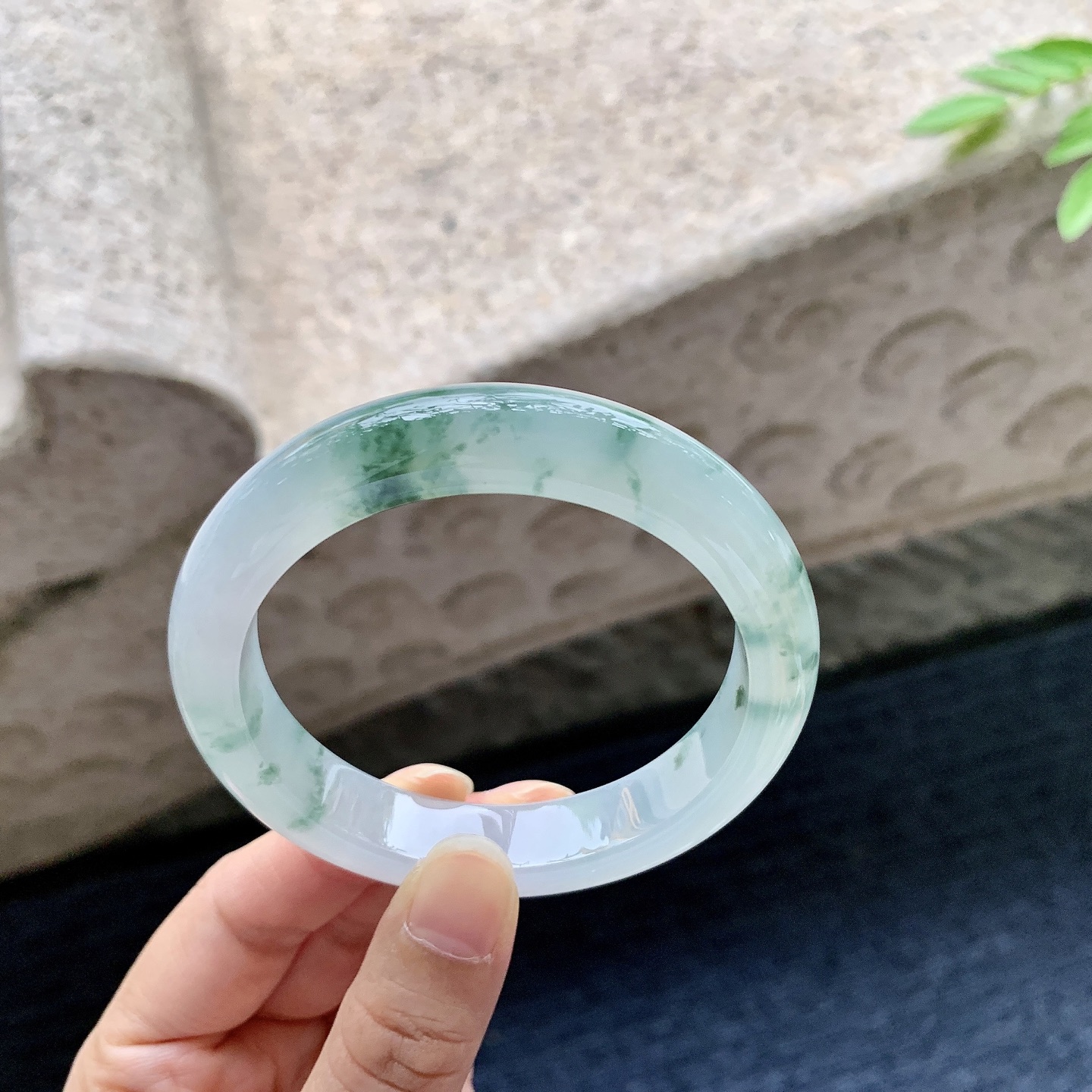 正圈55 56，圈口56.1/11.7/8.1，编码AD080418，冰糯飘花，水润，种老，细腻，无裂。