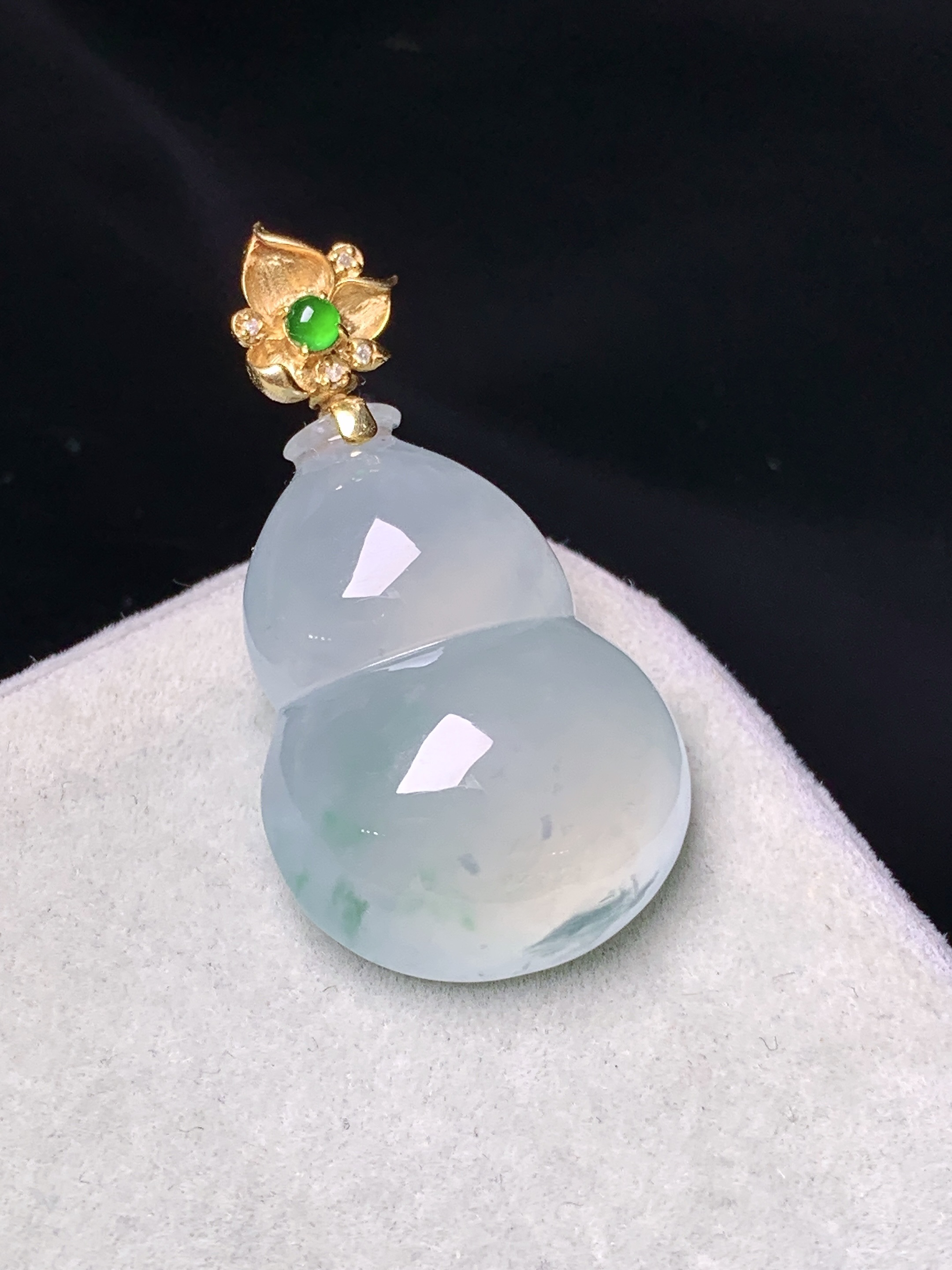 18k金镶嵌冰种葫芦吊坠 玉质细腻 色泽艳丽清新 水润亮眼 整体尺寸33*17.5*9 2x