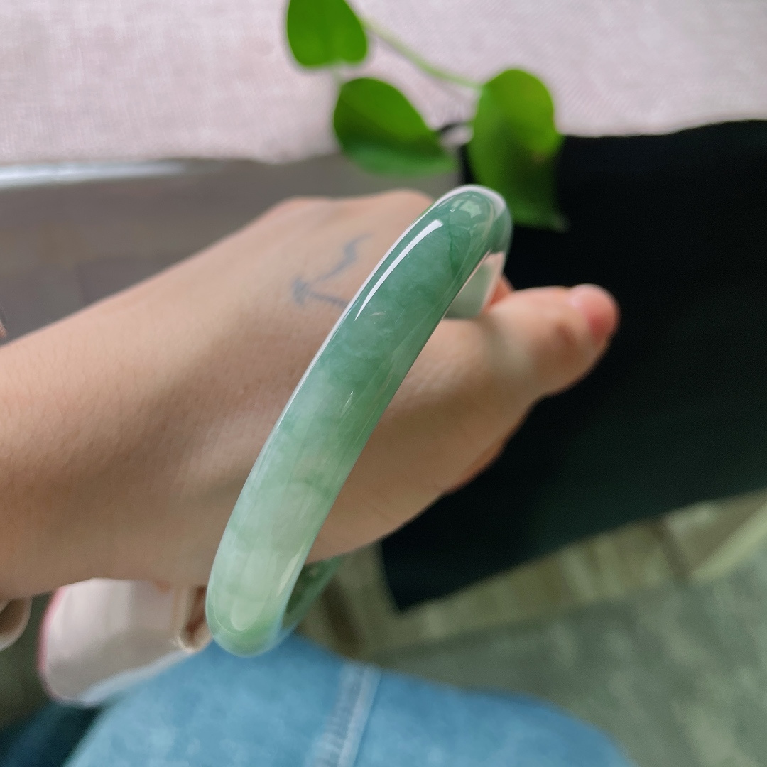 绿底圆条，无裂，一汪湖水凝玉镯，清绿柔和，沉静治愈。上手沉稳大方，ss56923a