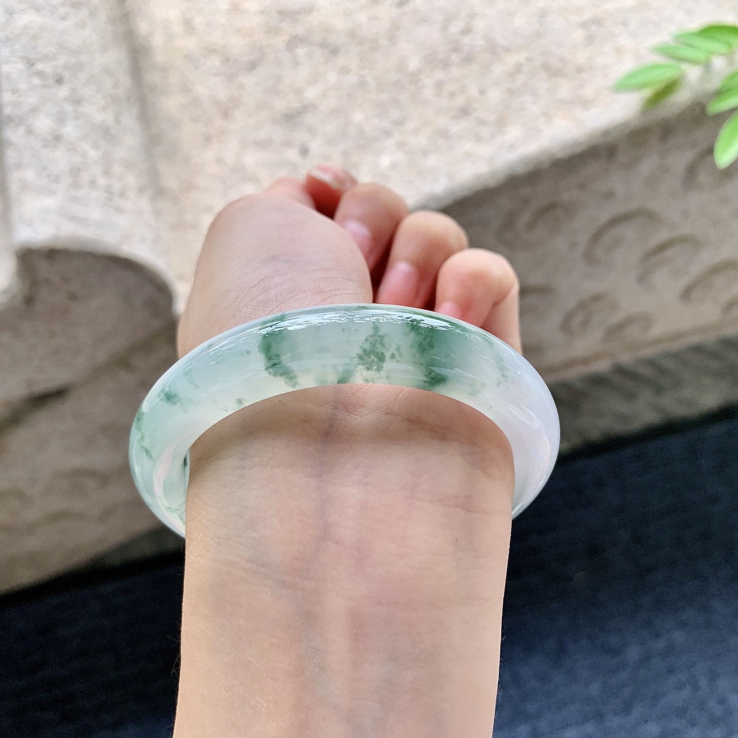 正圈55 56，圈口56.1/11.7/8.1，编码AD080418，冰糯飘花，水润，种老，细腻，无裂。
