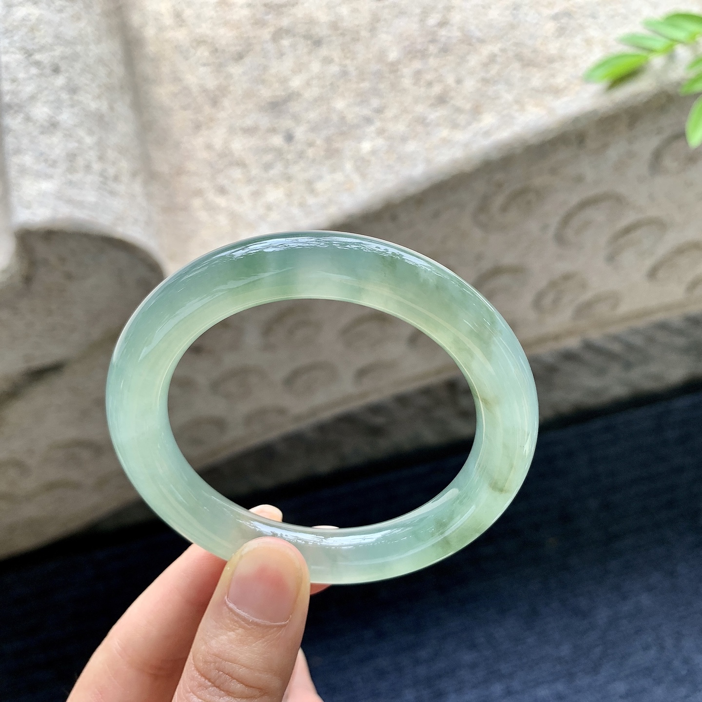 圆条52 53，圈口53.8/10/10，编码Q5080446，描述冰糯黄翡，清透，水润，种老，细腻，无裂。