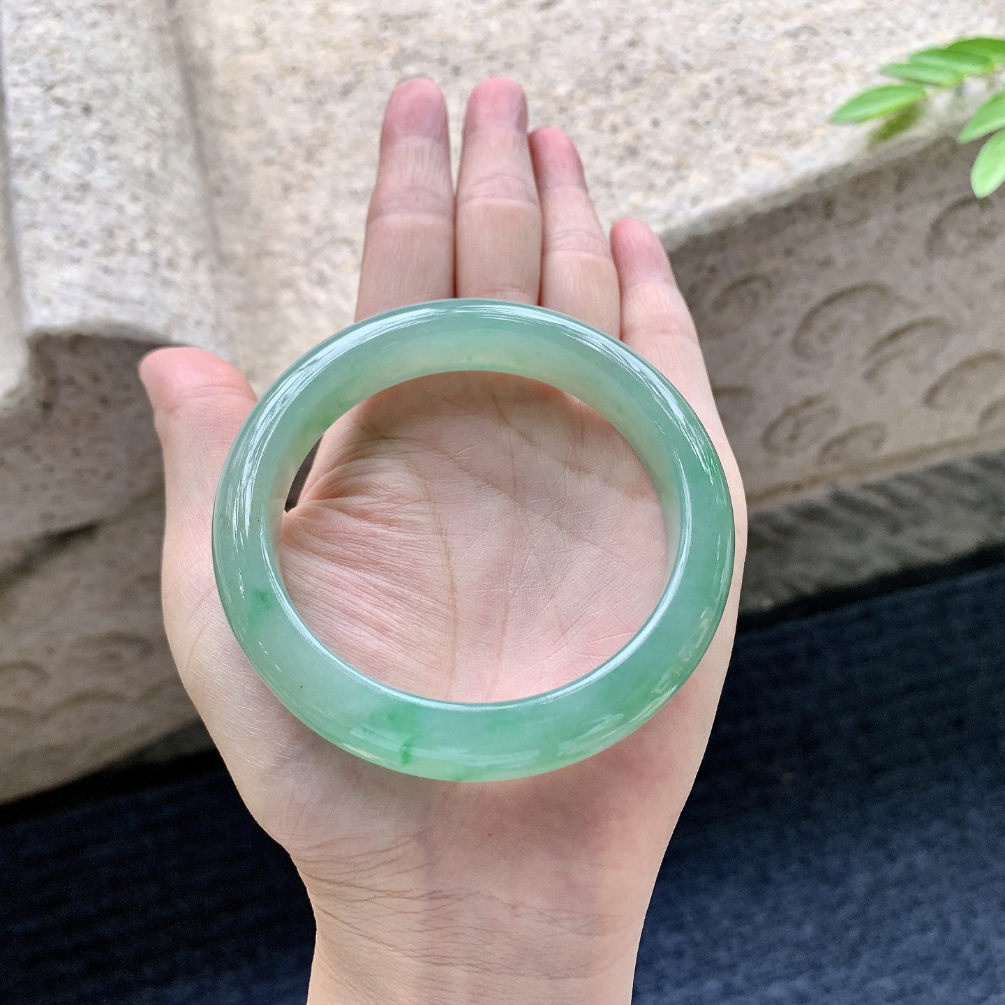 正圈57 58，圈口58.3/13/9，编码Q5080445，描述冰糯飘绿，水润，种老，细腻，无裂。