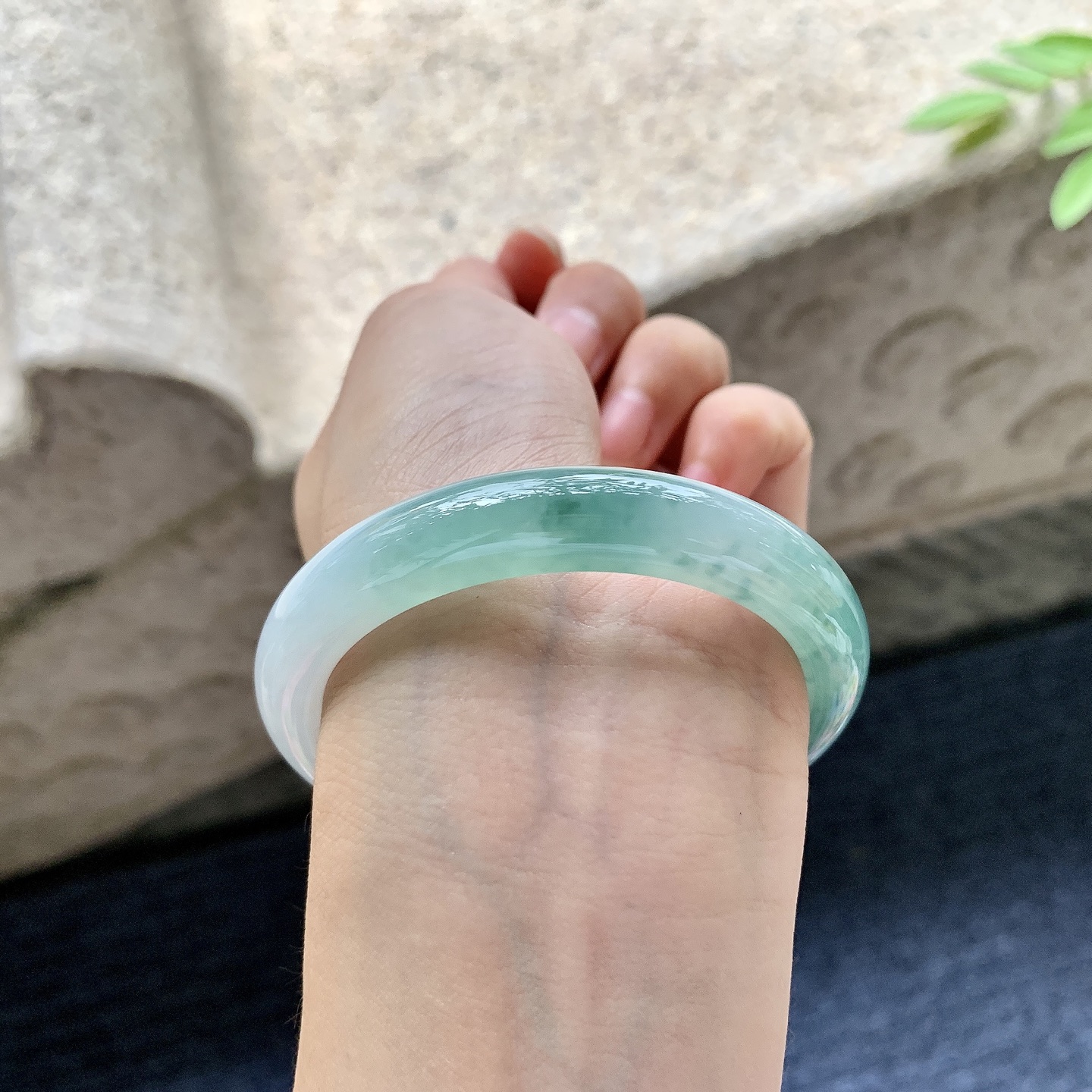 正圈52 53，圈口53.3/10/7.8，编码AD080415，描述：细糯飘绿花，水润，种老，细腻，打灯有絮线