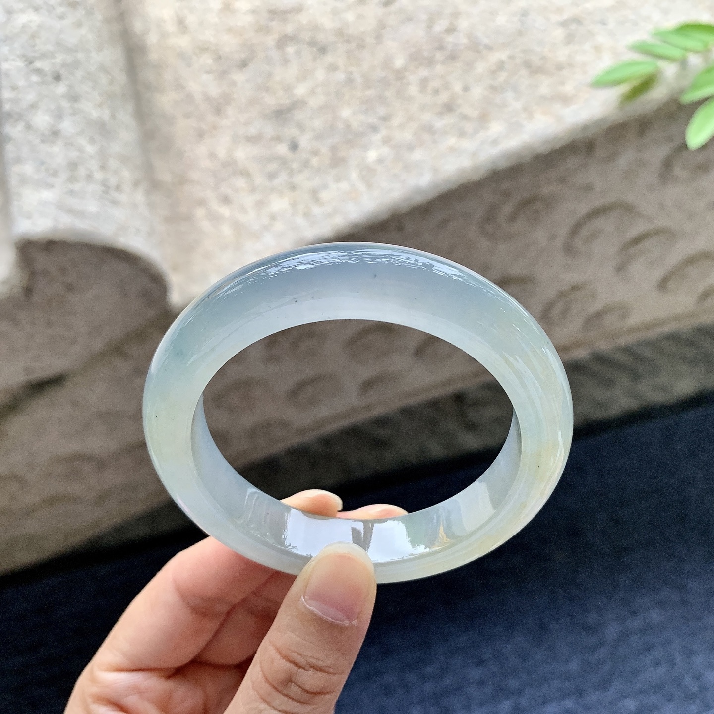 正圈55 56，圈口56.4/12.5/9.2，编码H9080417，冰糯飘黄翡，清透，水润，种老，细腻，无裂。