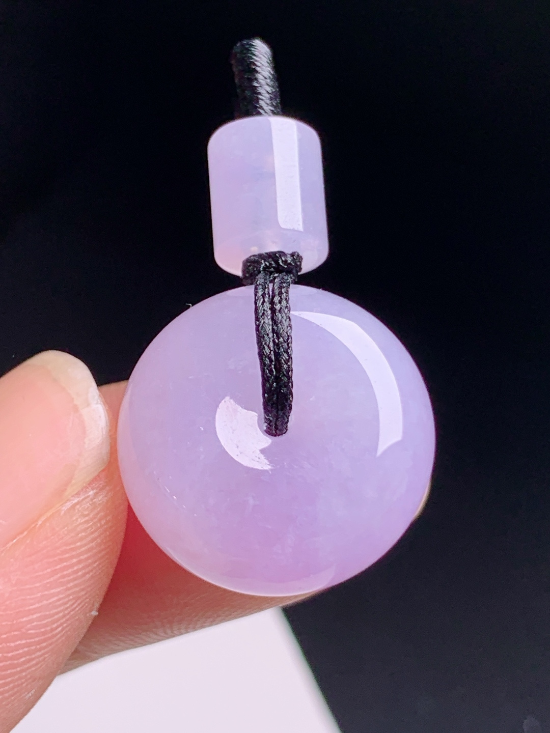 平安扣，配绳搭配同色系配珠，色泽柔和胶感细腻，圆满祥和