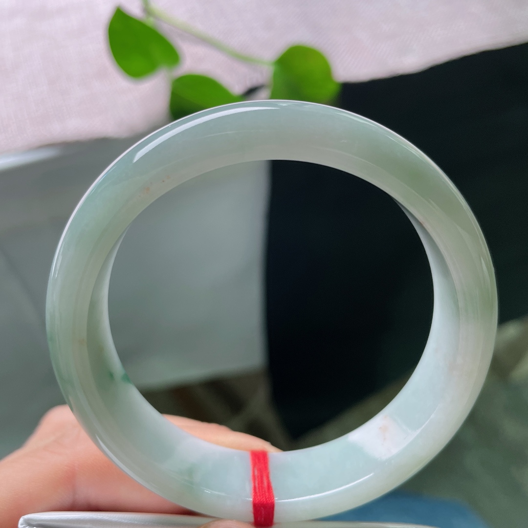 57/14.4/8.0，飘花正圈，一点皮纹，种水通透细腻，飘花错落有致，日常佩戴雅致百搭。ss56916a