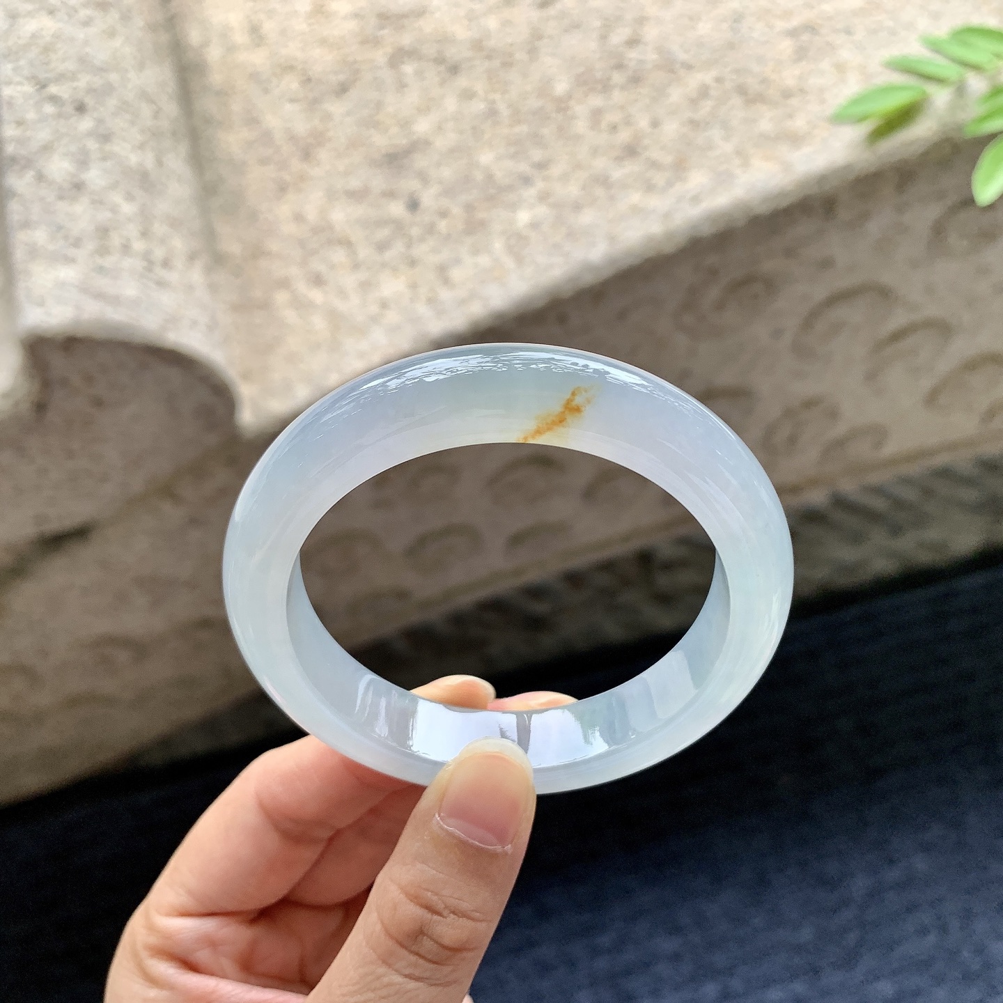 正圈54 55，圈口55.3/12.2/8.6，编码H9080421，冰糯春彩，飘黄翡，水润，种老，细腻，无裂。