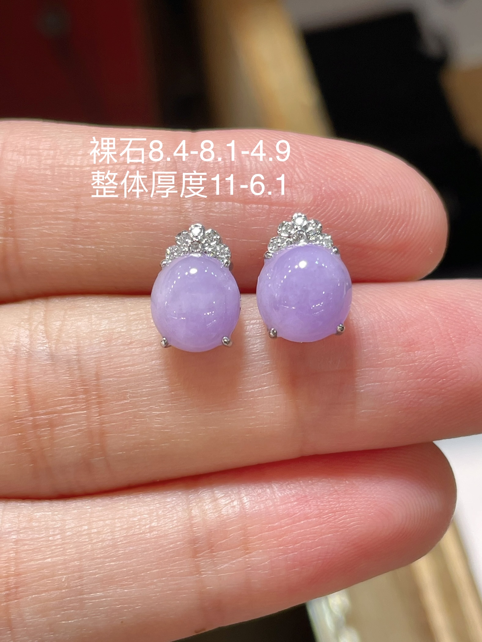 ️ 翡翠·冰种紫罗兰蛋面耳钉，经得起考验的品质，无裂，料子水润通透，种老起光。18k金镶嵌，佩戴效