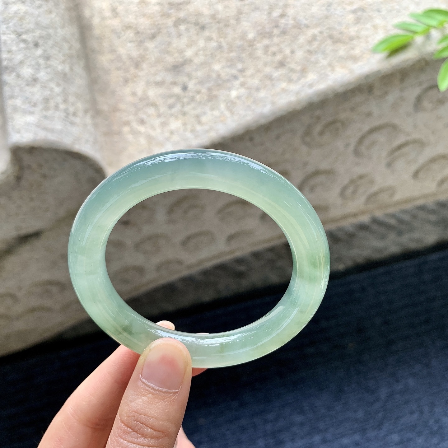 圆条52 53，圈口53.8/10/10，编码Q5080446，描述冰糯黄翡，清透，水润，种老，细腻，无裂。