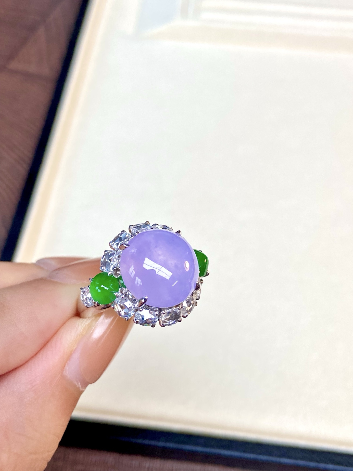 ️冰紫蛋面戒指，一紫一绿撞色搭配，方寸之间皆是贵气，懂翡翠的女生 一定会爱上这份浪漫紫：20.6-17.5-13.4，裸石：12.7-12.6-6mm，无裂。