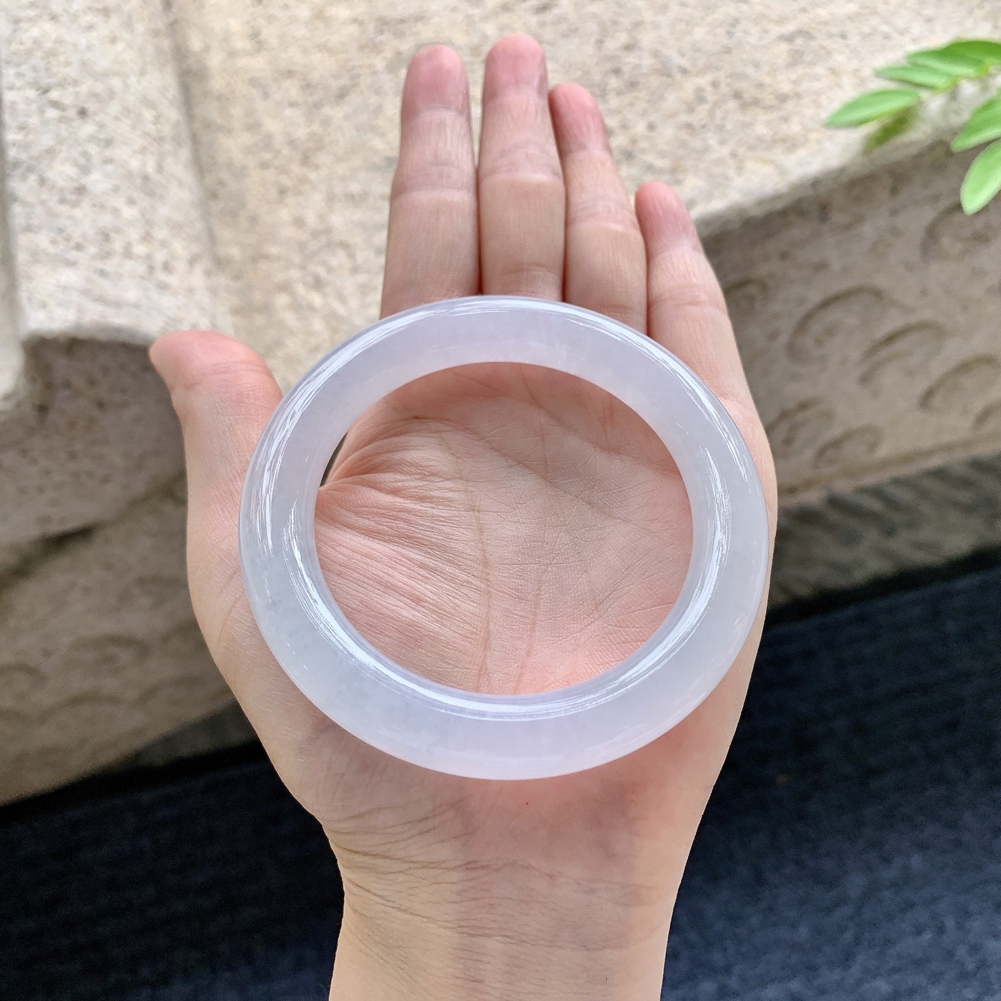 圆条55 56，圈口56.1/10.4/10.5，编码BA080409，冰糯底色，水润，种老，细腻，