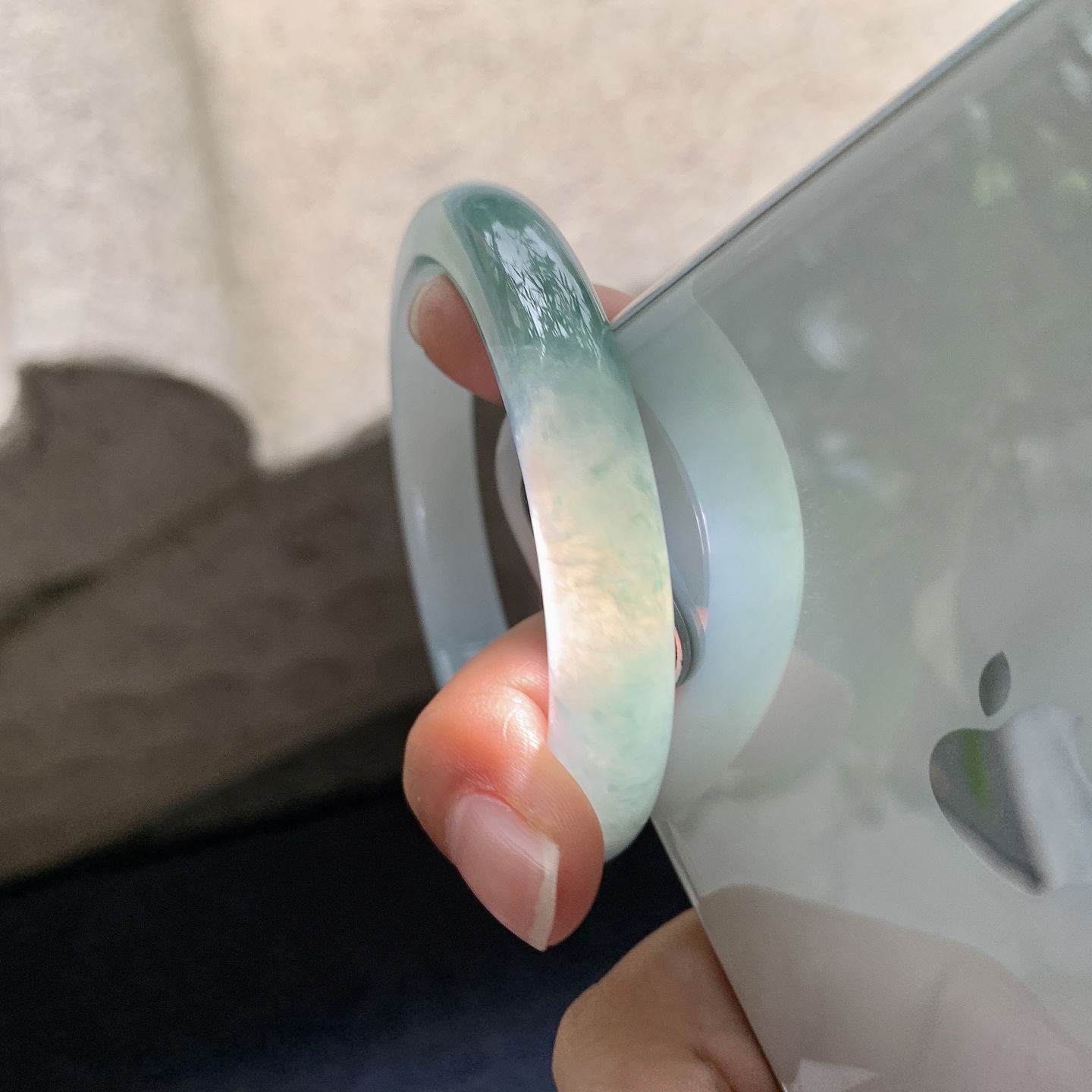 正圈52 53，圈口53.3/10/7.8，编码AD080415，描述：细糯飘绿花，水润，种老，细腻，打灯有絮线