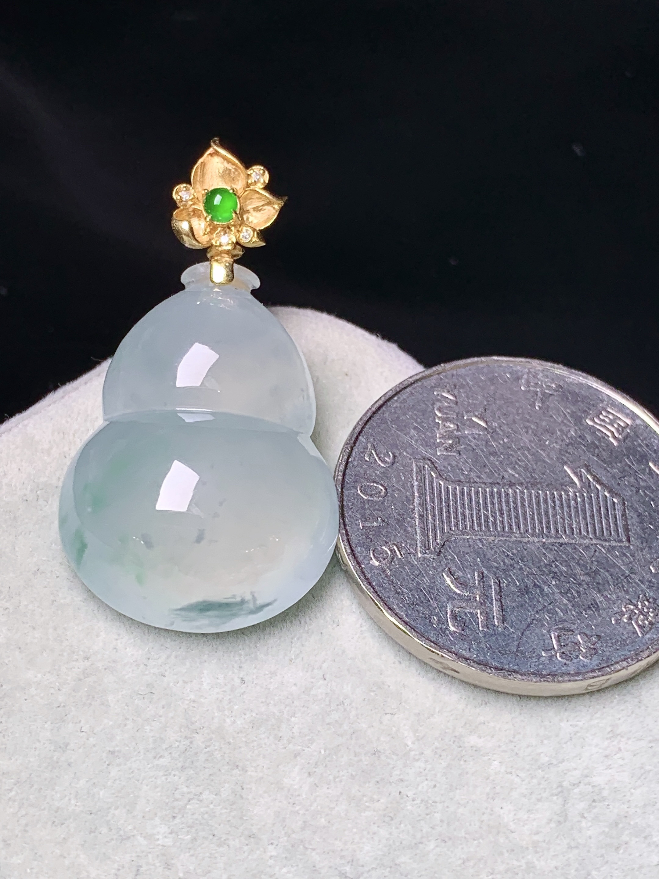 18k金镶嵌冰种葫芦吊坠 玉质细腻 色泽艳丽清新 水润亮眼 整体尺寸33*17.5*9 2x