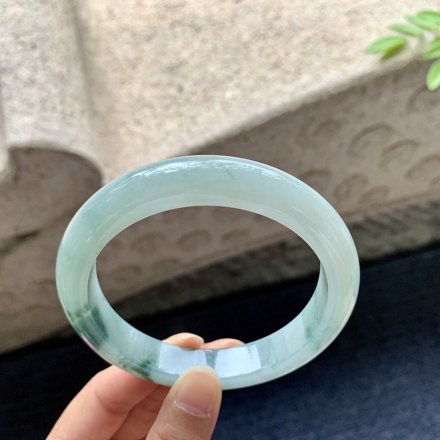 正圈61 62，圈口62.8/12.5/9，编码W6080434，描述细糯飘花，水润，种老，细腻，无裂。
