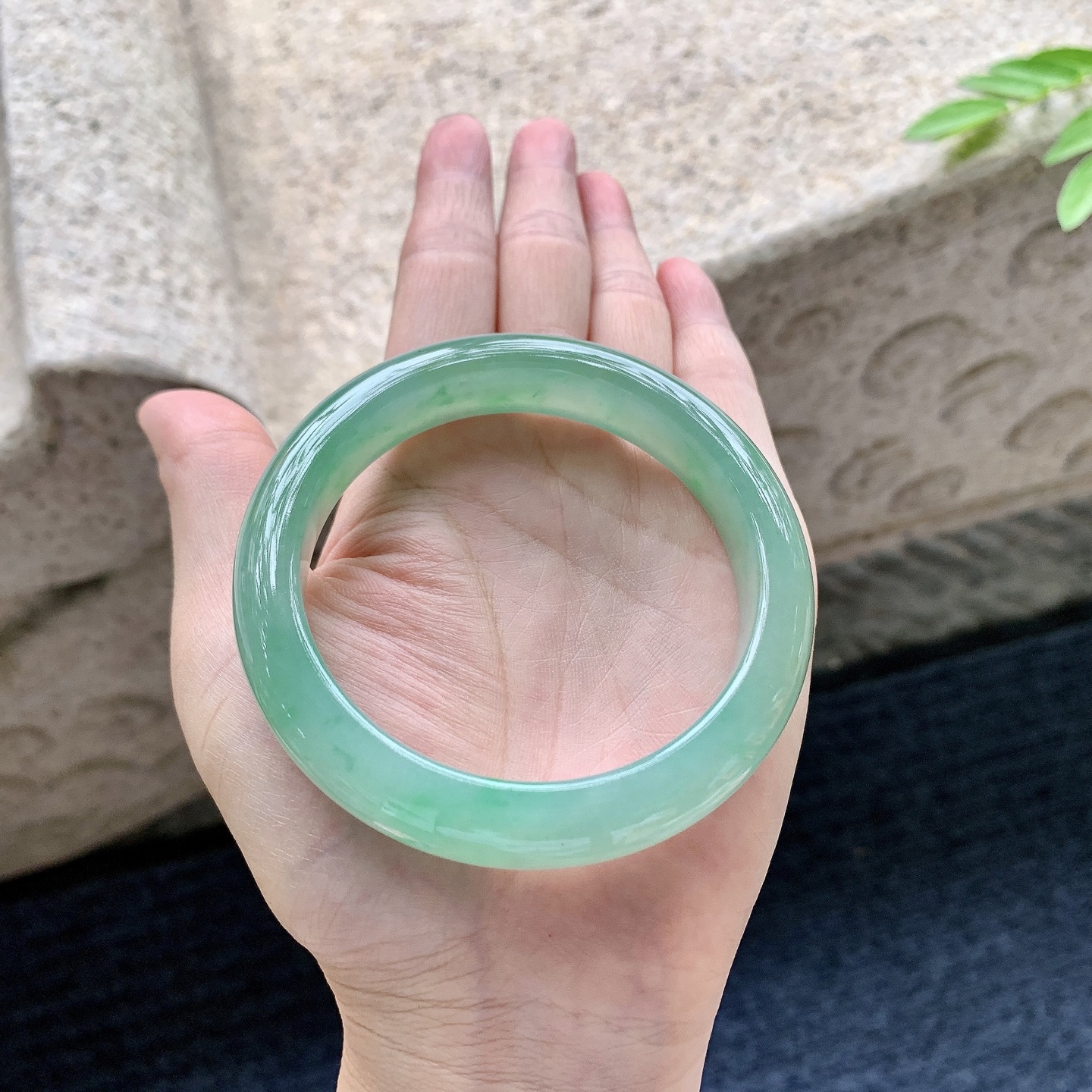 正圈57 58，圈口58.3/13/9，编码Q5080445，描述冰糯飘绿，水润，种老，细腻，无裂。