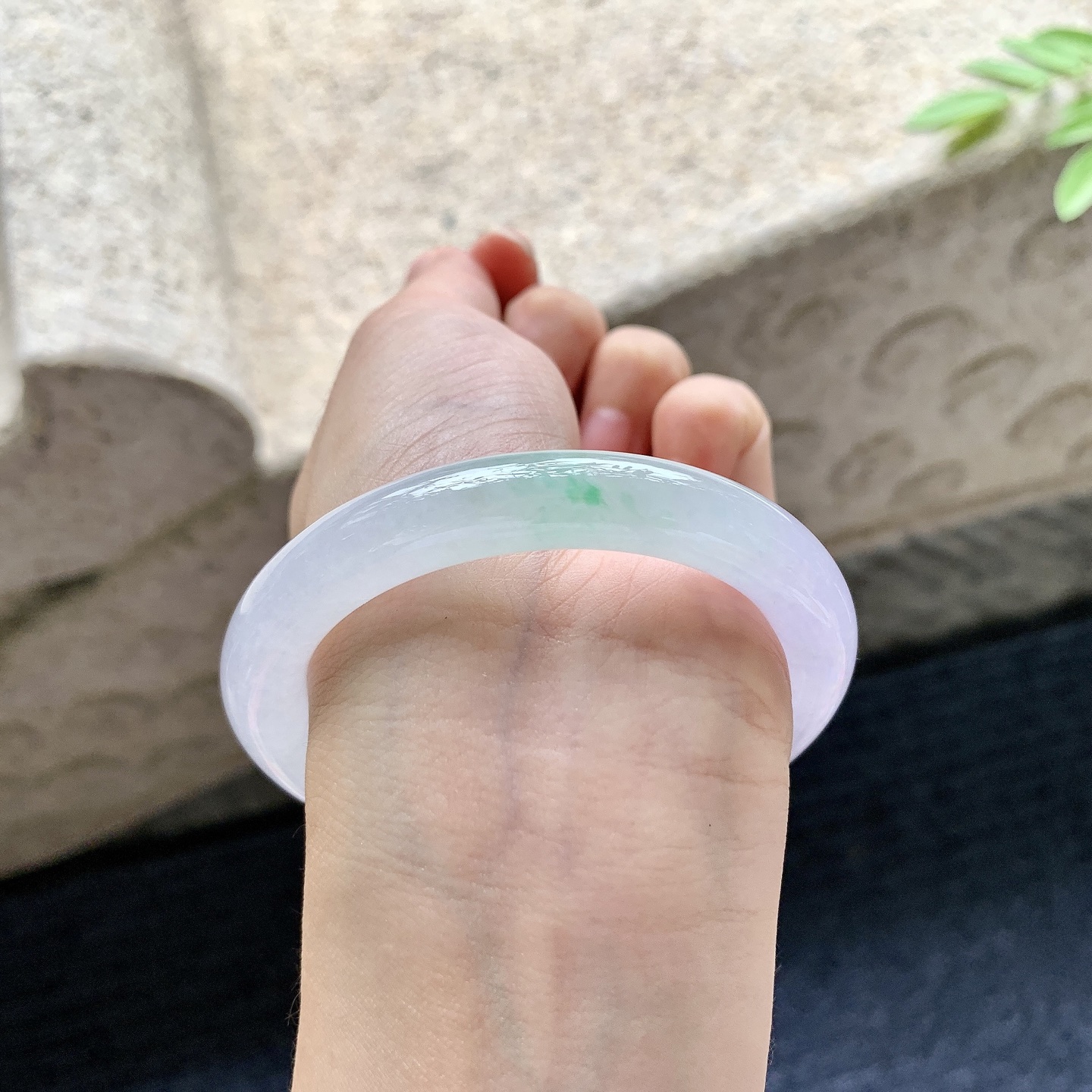 圆条53 54，圈口54.8/9.5/9.3，编码G9080440，冰糯春彩，水润，种老，细腻，无裂。