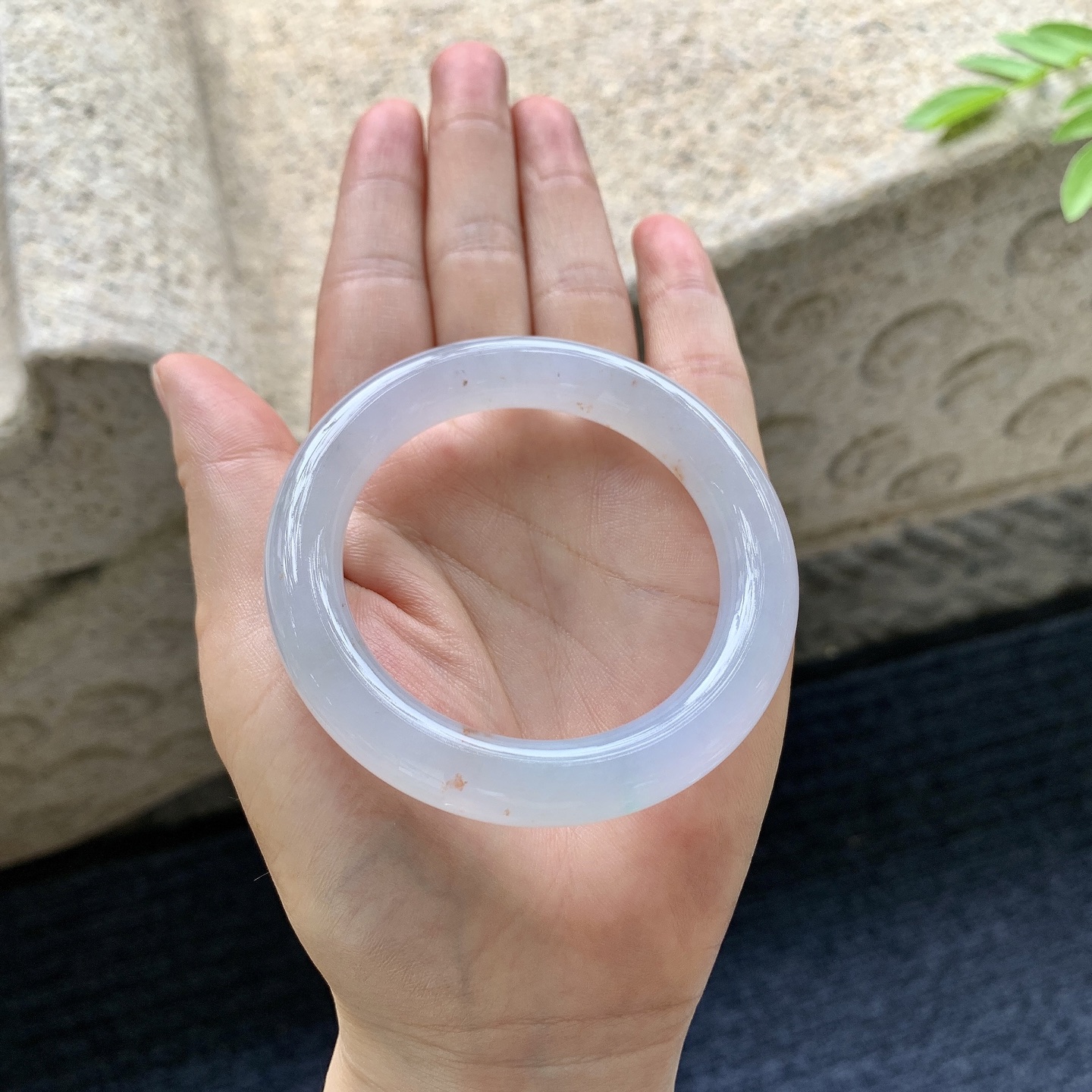 圆条49 50，圈口50.7/10.6/10，编码H9080413，描述糯冰黄加绿，水润，种老，细腻，打灯有棉线