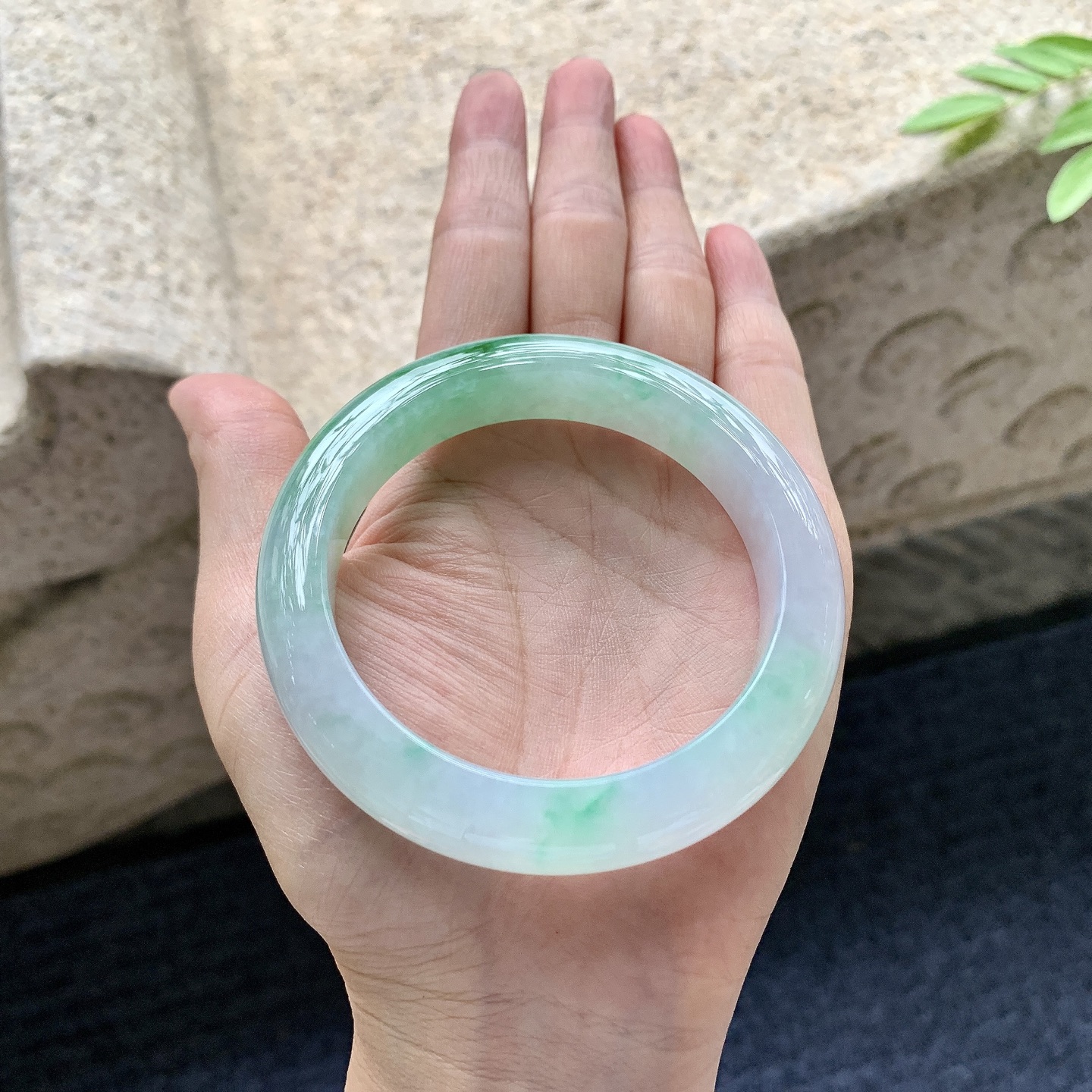 正圈55 56，圈口56.6/12.5/9.4，编码W6080401，描述：糯冰飘绿，水润，种老，细腻，打灯有絮线