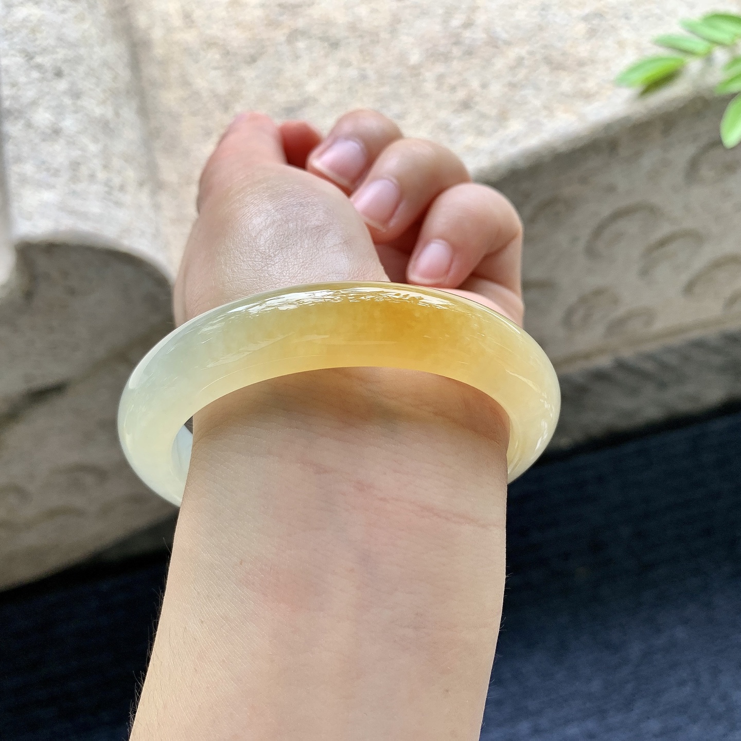 正圈56 57，圈口57.7/12.2/9，编码J7080426，描述冰糯黄翡，水润，种老，细腻，打灯有棉线