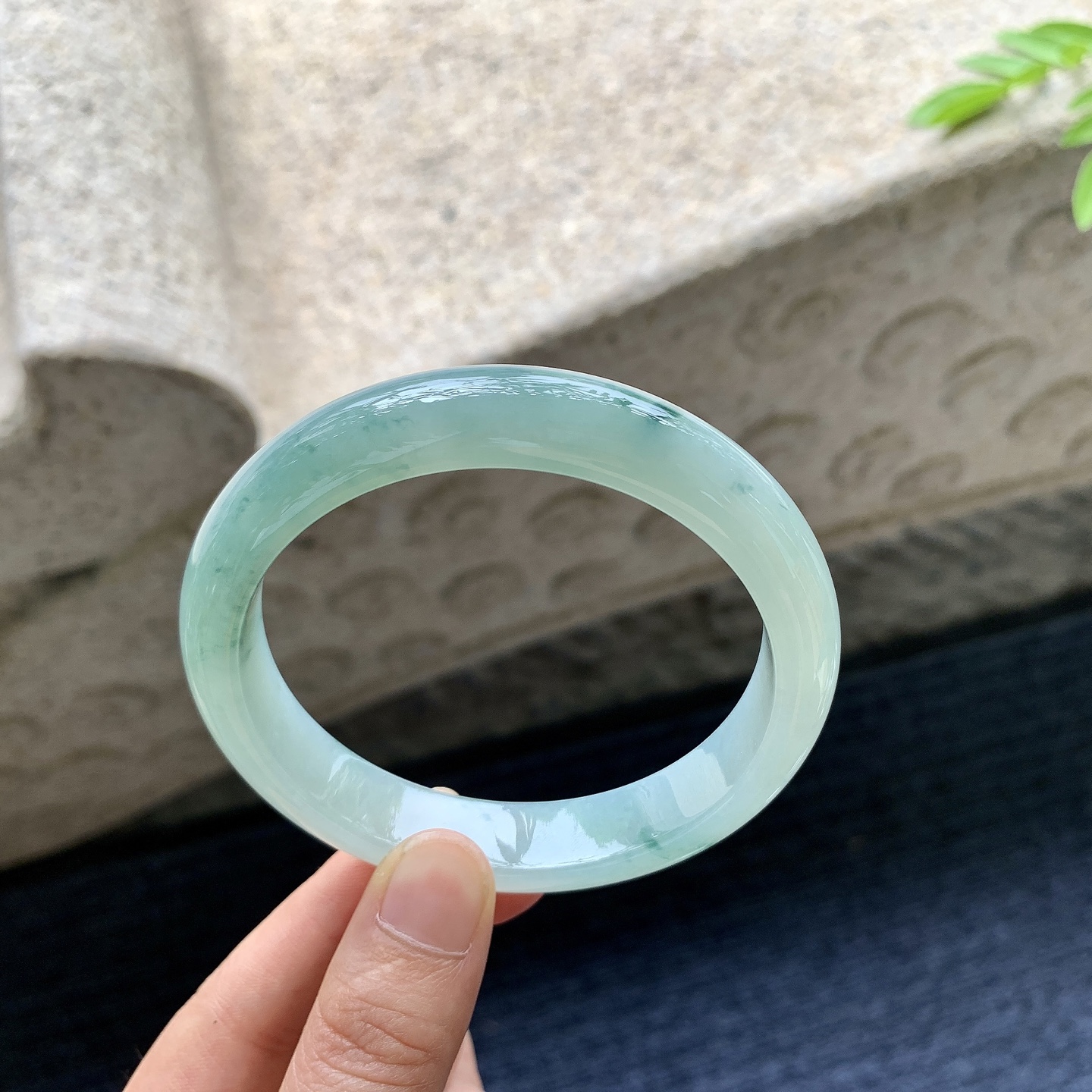 正圈60 61，圈口61.4/12.5/8.2，编码AD080419，细糯飘花，水润，种老，细腻，无裂。