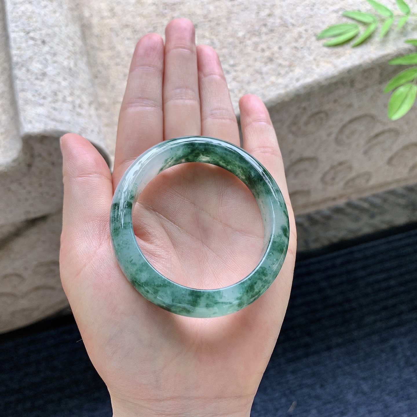 糯冰飘花，水润，种老，细腻，打灯有絮线