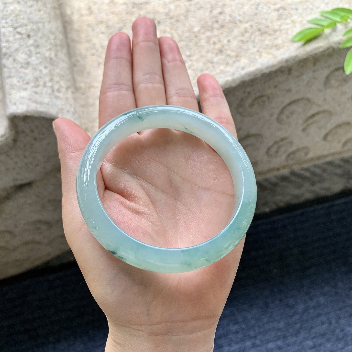 正圈60 61，圈口61.4/12.5/8.2，编码AD080419，细糯飘花，水润，种老，细腻，无裂。