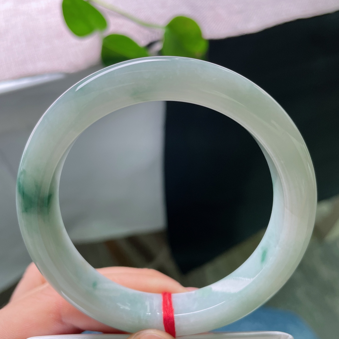飘花正圈，内纹，清新淡雅的飘花玉镯，花色随性自然，尽显从容脱俗气质。ss56909a